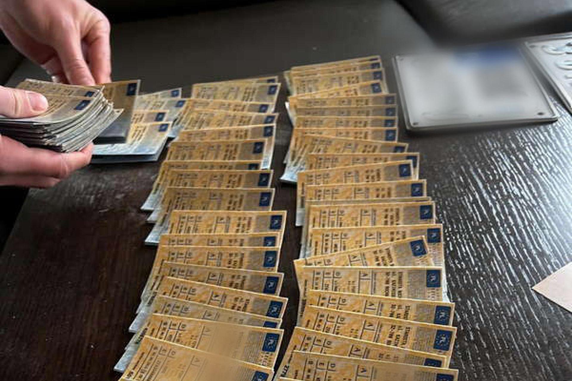 Fałszywe przeglądy i tysiące ?aut-widmo?. Trzy osoby zatrzymane