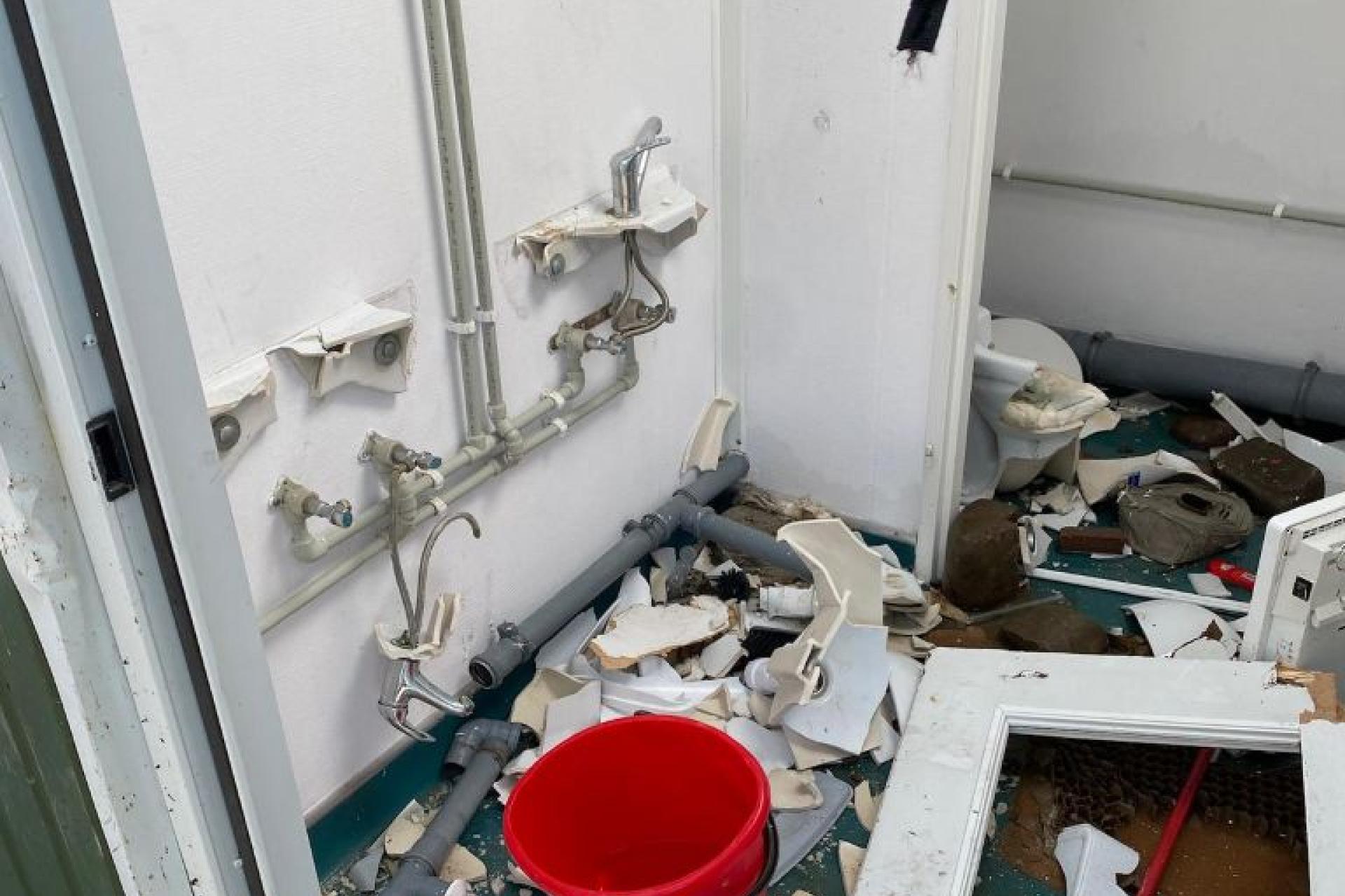 Dewastacja orlika w Świniarsku. Obiekt zamknięty, policja szuka sprawców. ZDJĘCIA