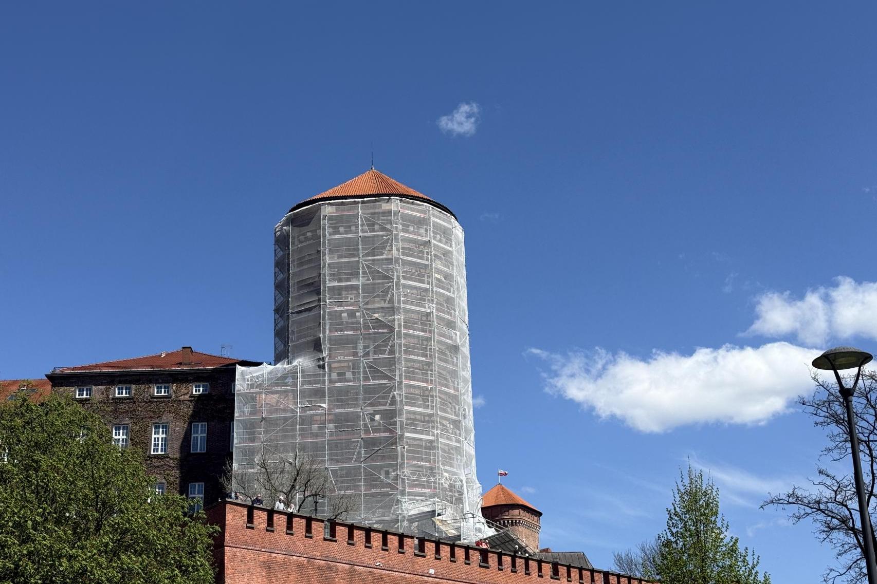 Remont Baszty Sandomierskiej na Wawelu. Laser czyści zabytkowe mury