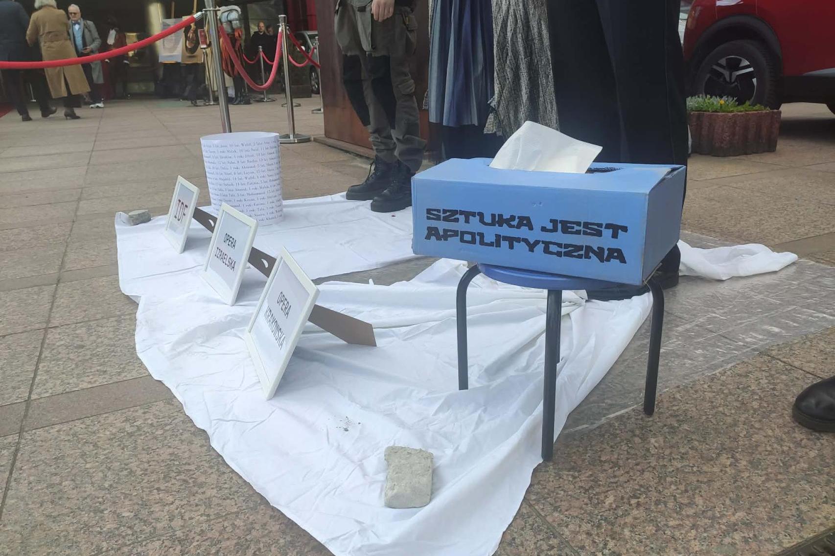 Protest przed Operą Krakowską przed premierą ?Toski?