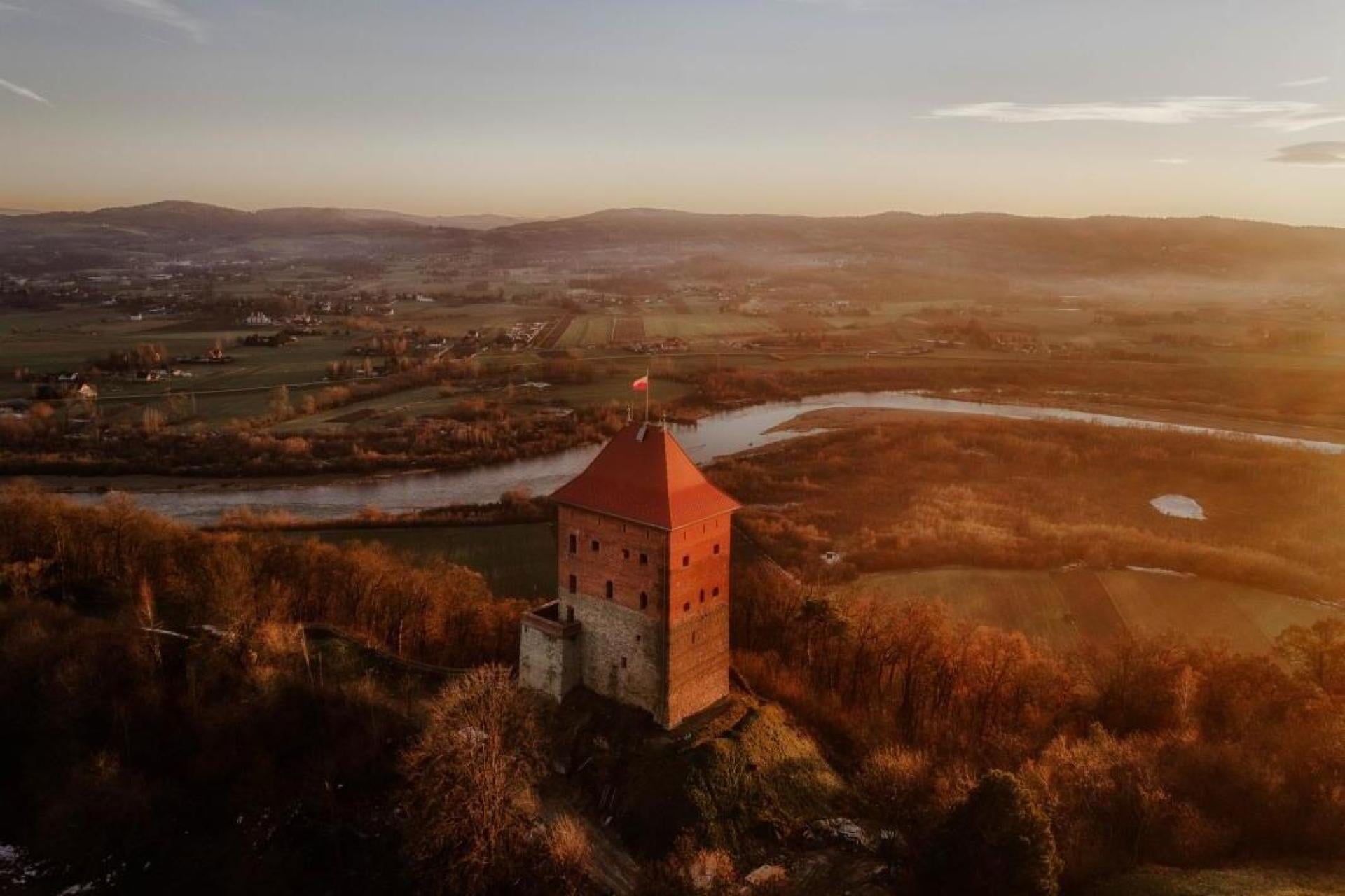 Zeskanuj i przenieś się w czasie. Melsztyn ożywa dzięki audioprzewodnikowi