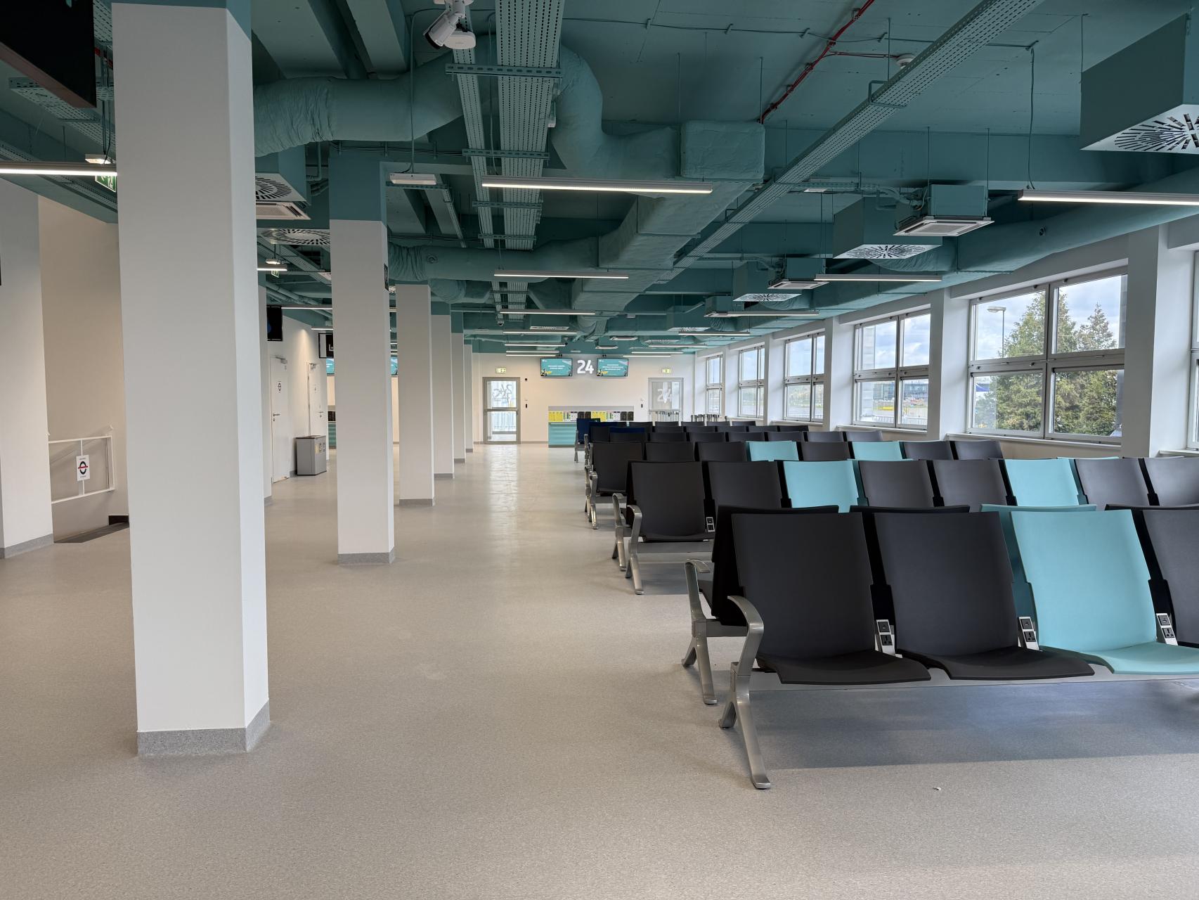 Kraków Airport otwiera nową strefę dla pasażerów. Tymczasowe poczekalnie zwiększą przepustowość