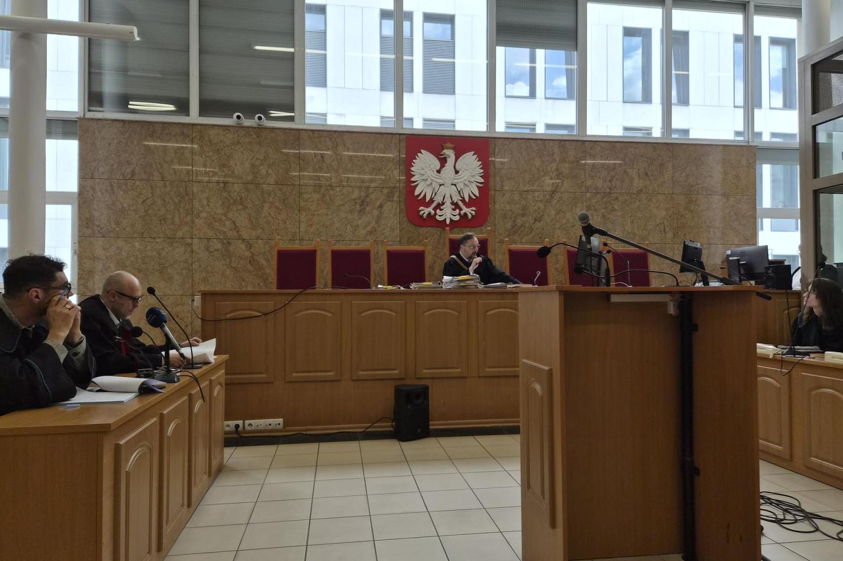 Demencja, rak i dom za 650 tys. zł. Pracownica DPS przed sądem za przejęcie majątku starszej kobiety