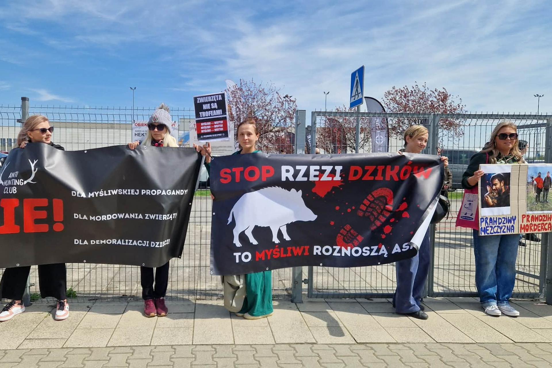 Protest przeciwko targom Hunt EXPO w Krakowie. ?Promują zabijanie zwierząt dla rozrywki?