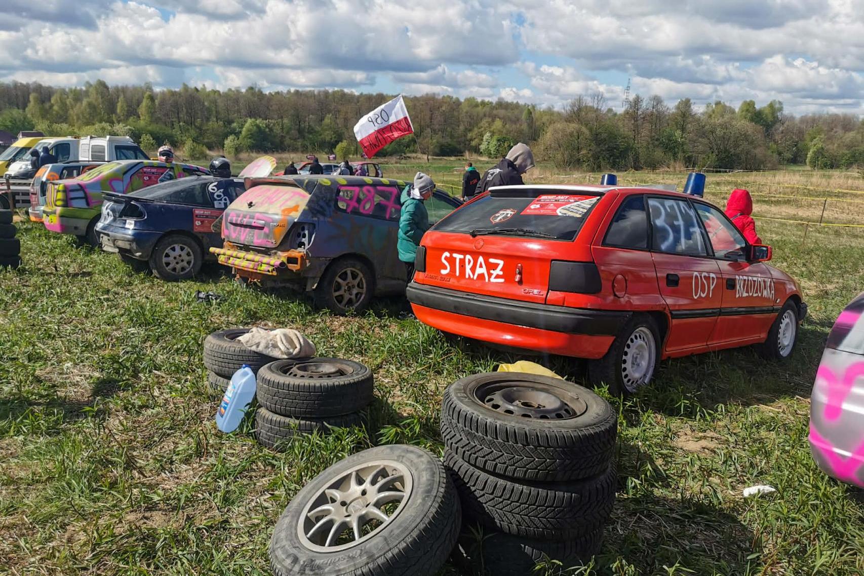 Tanie wraki, wielkie emocje. Wrak race w Tarnowie