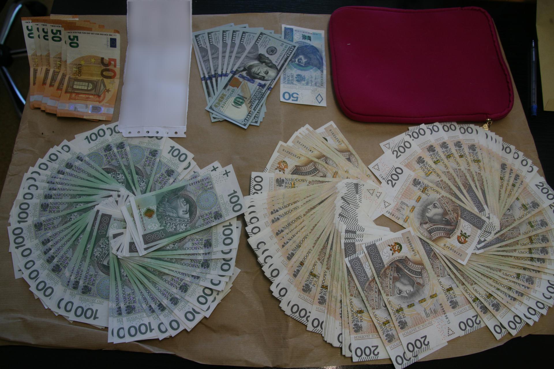 Wyłudził fortunę od 75-latki z Tarnowa. Po pościgu policja odzyskała złoto i gotówkę