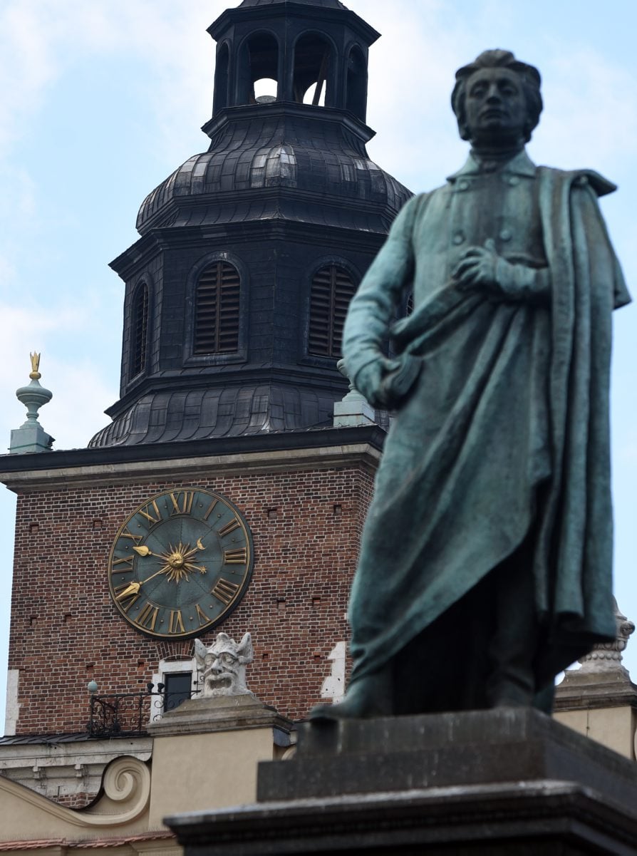 Pomnik Adama Mickiewicza na Rynku Głównym w Krakowie powstał według projektu Teodora Rygiera. Dzieło sztuki czy punkt lokalizacyjny - 