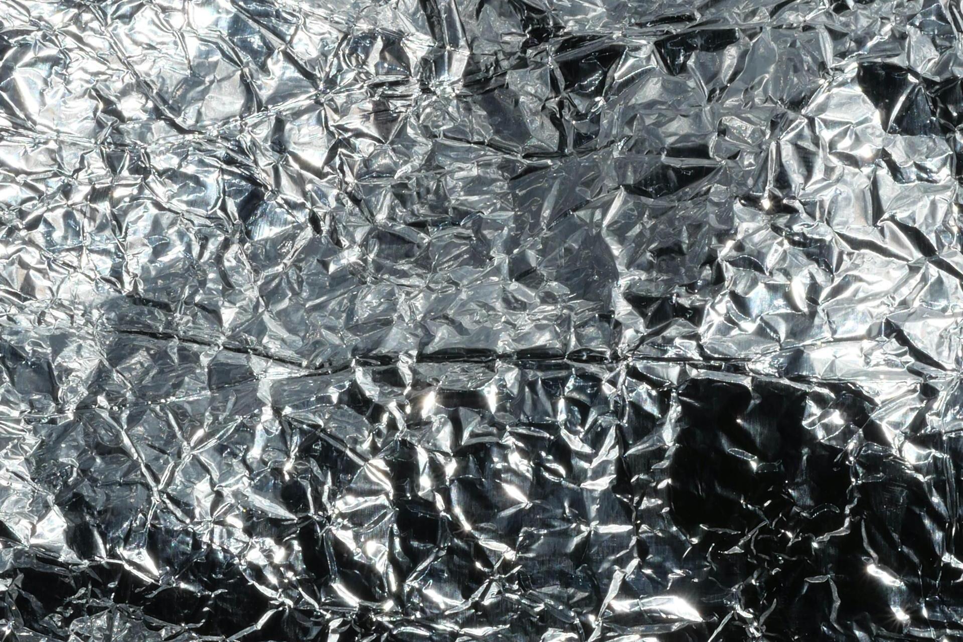 To nie babcia wierzy w bzdury. Raport pokazuje coś odwrotnego