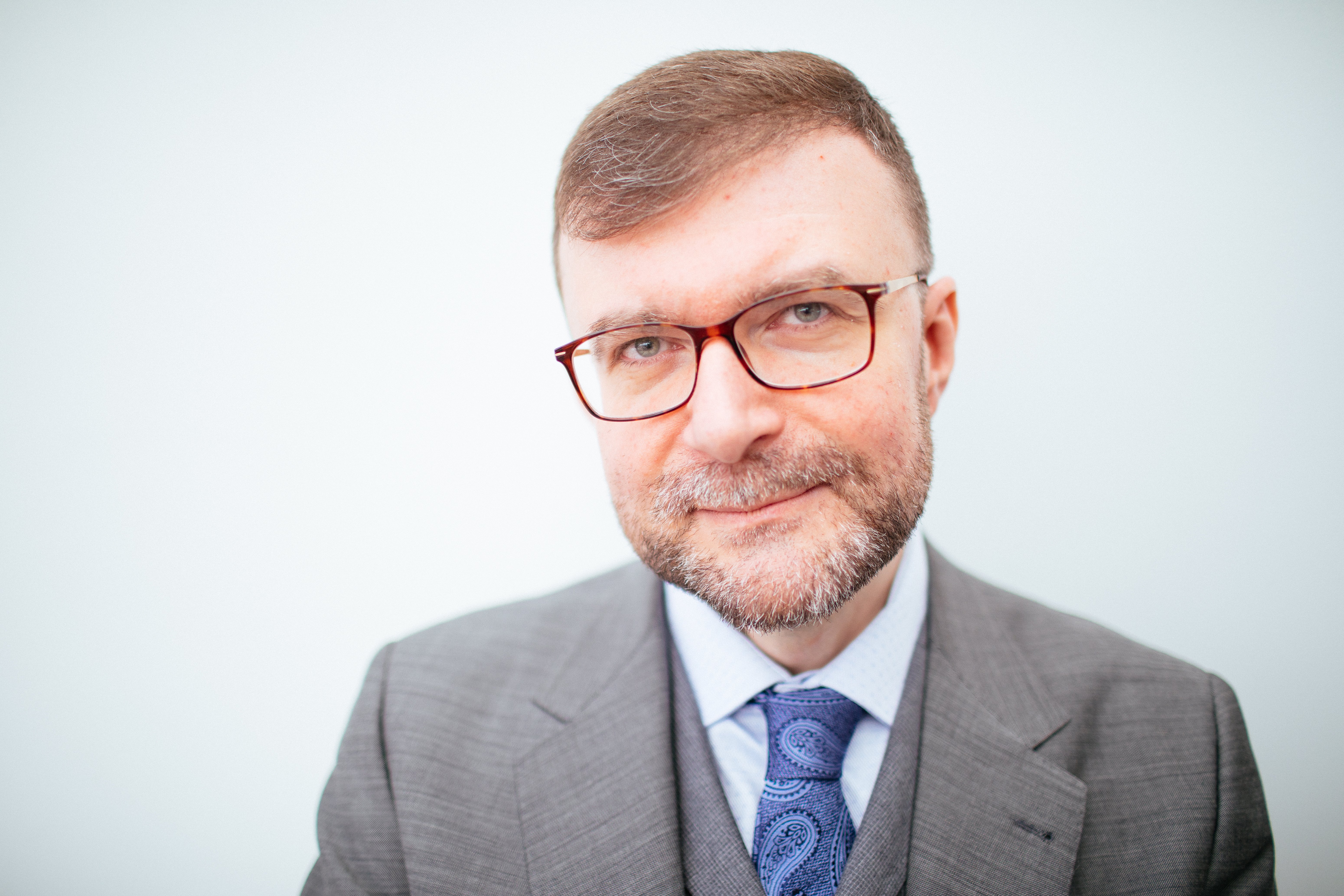 Obecnie obserwujemy, jak tworzone przez Dukaja przed laty futurystyczne opowieści okazują się pod wieloma względami trafną diagnozą naszej współczesności i nadchodzących zagrożeń. Jacek Dukaj na zdjęciu Alberta Zawady