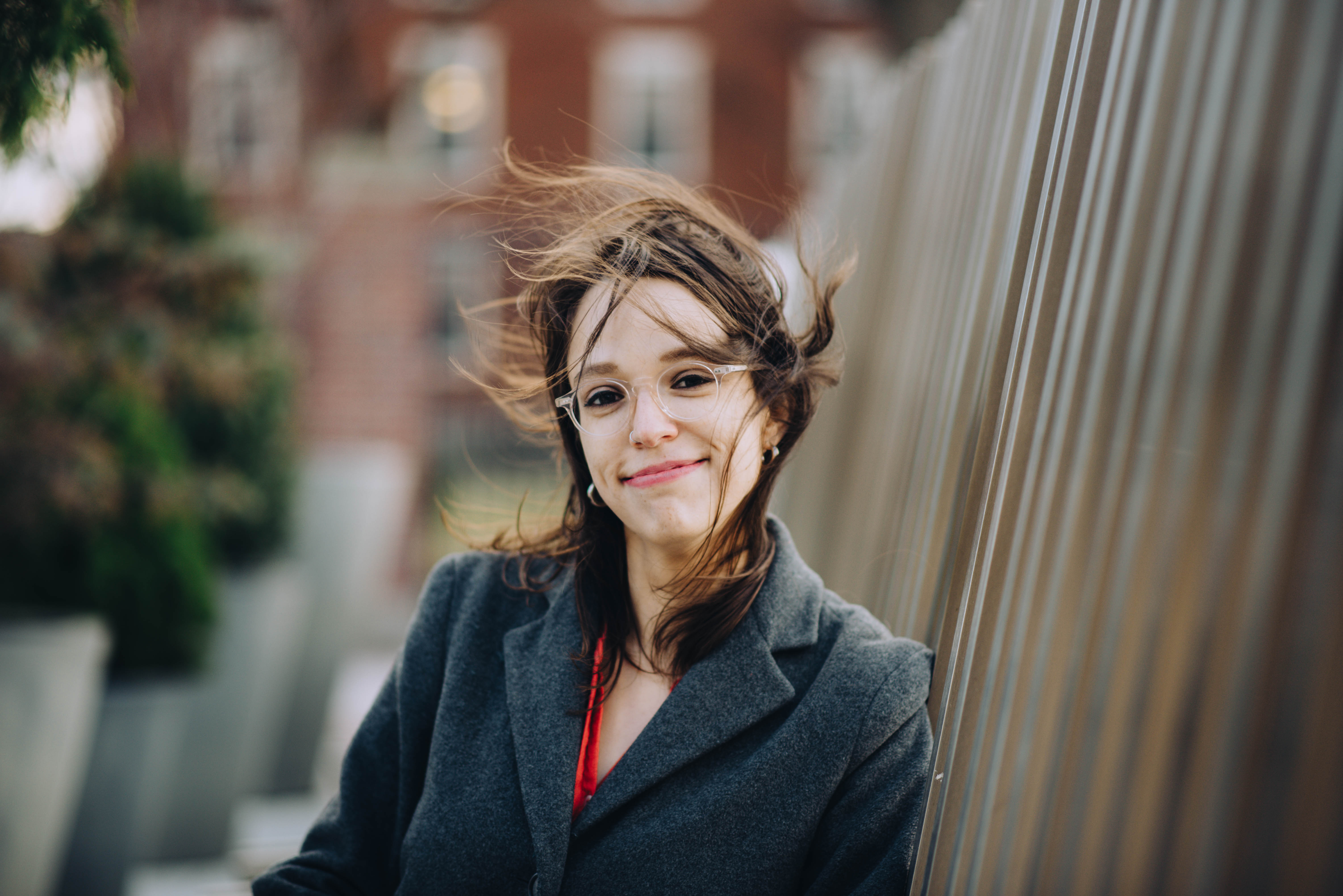 Becca Rothfeld, amerykańska eseistka młodego pokolenia, która – wbrew popularnym dziś trendom minimalizmu i praktykowania uważności – nakłania do afirmacji obfitości życia. Fot. Sejal Soham