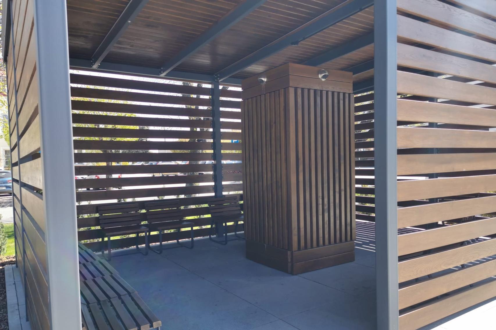 Wandalizm w centrum Dąbrowy Tarnowskiej. Tężnia zamieniona w miejsce libacji