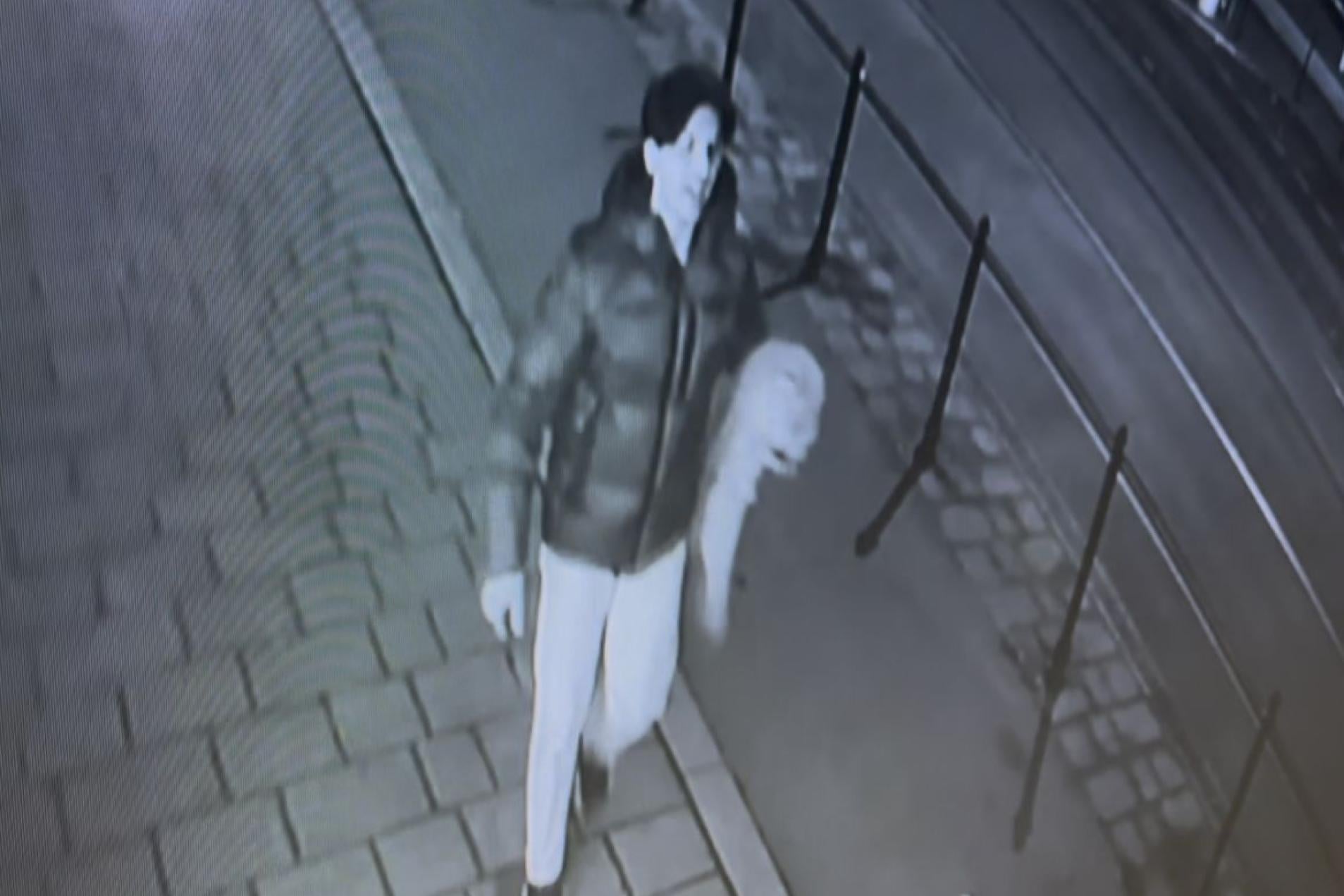 Ugodził na ulicy Starowiślnej i zniknął. Rozpoznajesz tego mężczyznę?