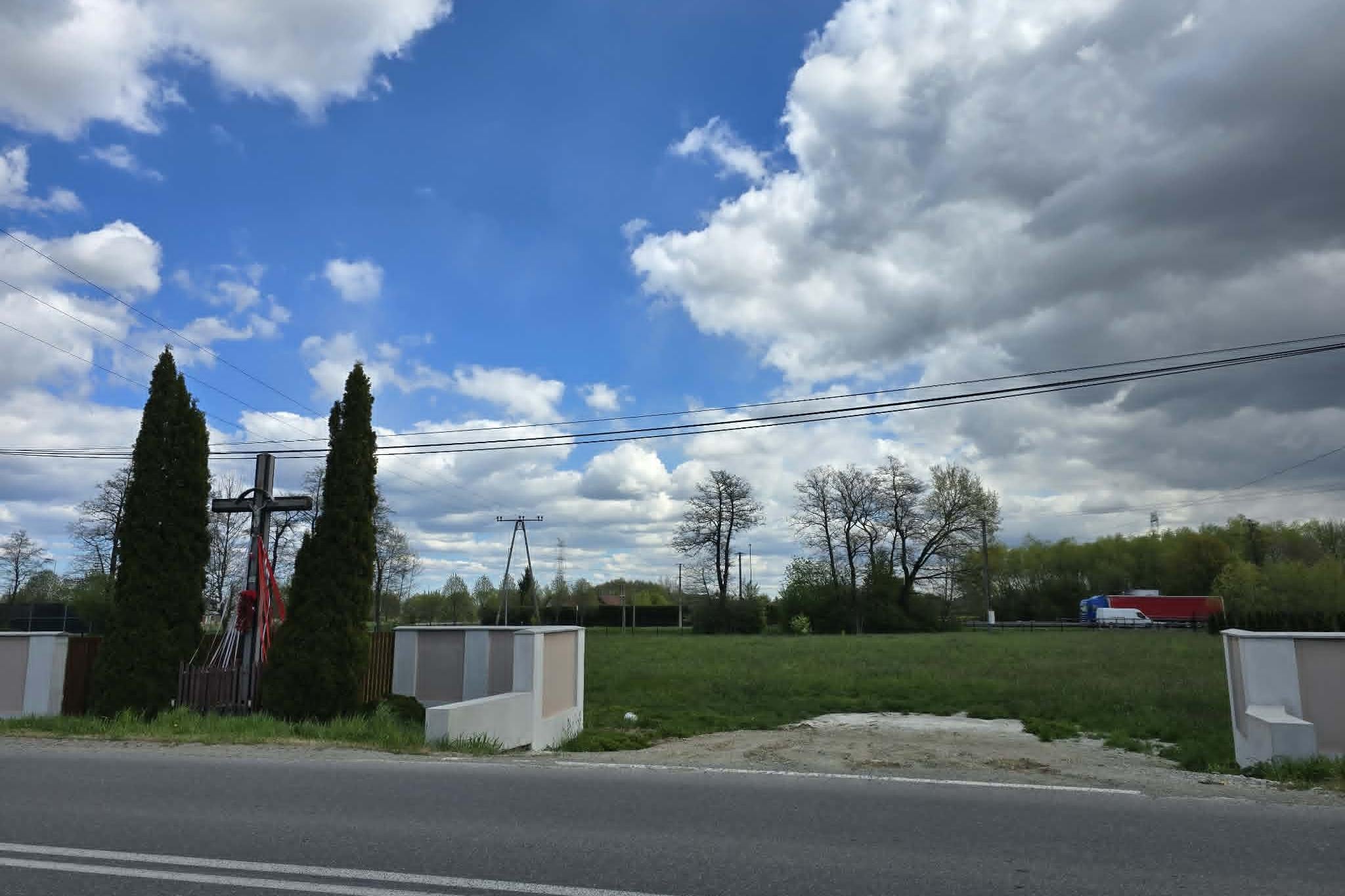 Dębina Zakrzowska k. Tarnowa. Na zdjęciu działka, na której miałaby powstać spopielarnia zwłok. Fot. Jakub Sajdak