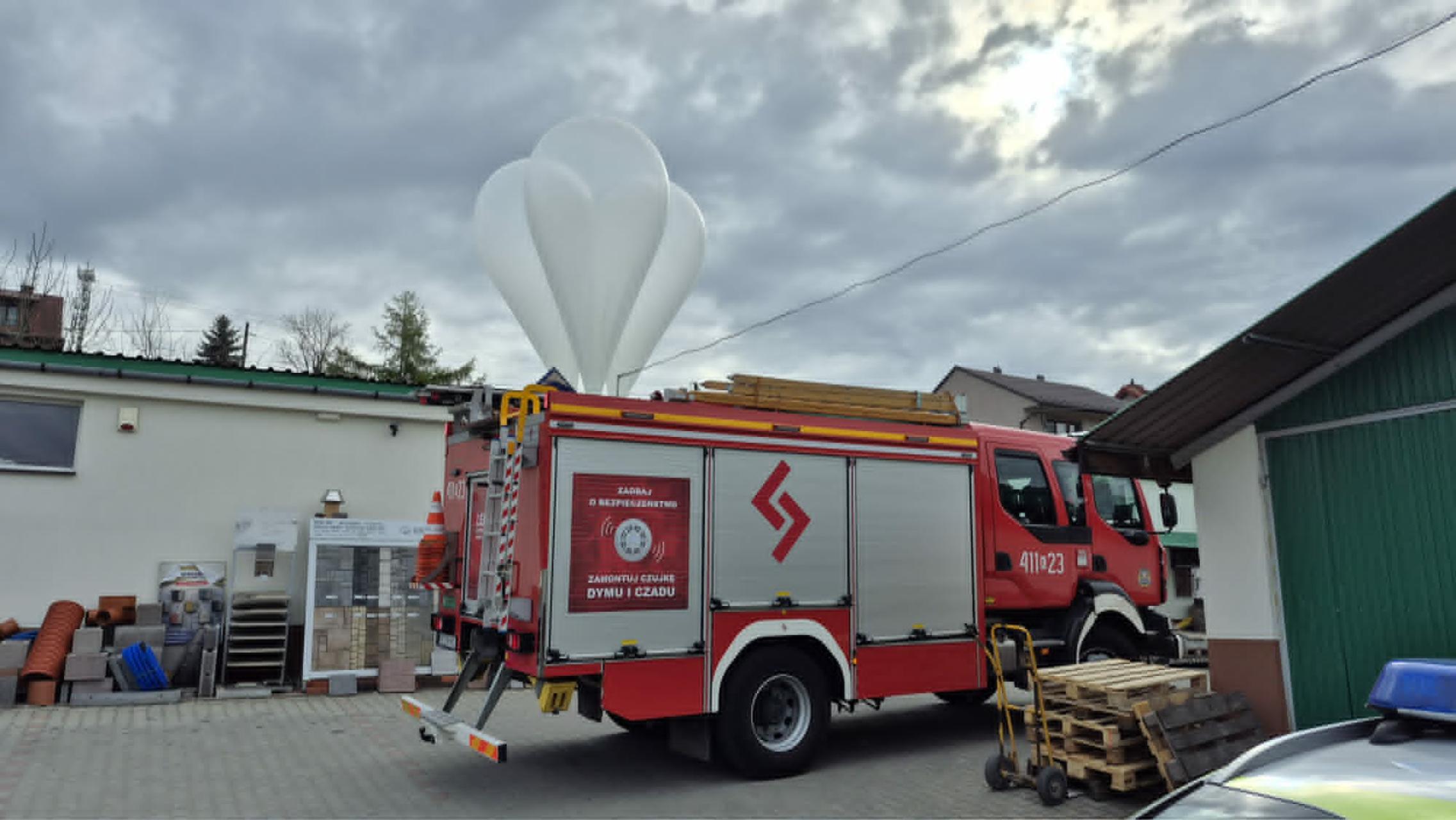 Balony z podejrzanymi pakunkami w powiecie brzeskim. Interweniują służby