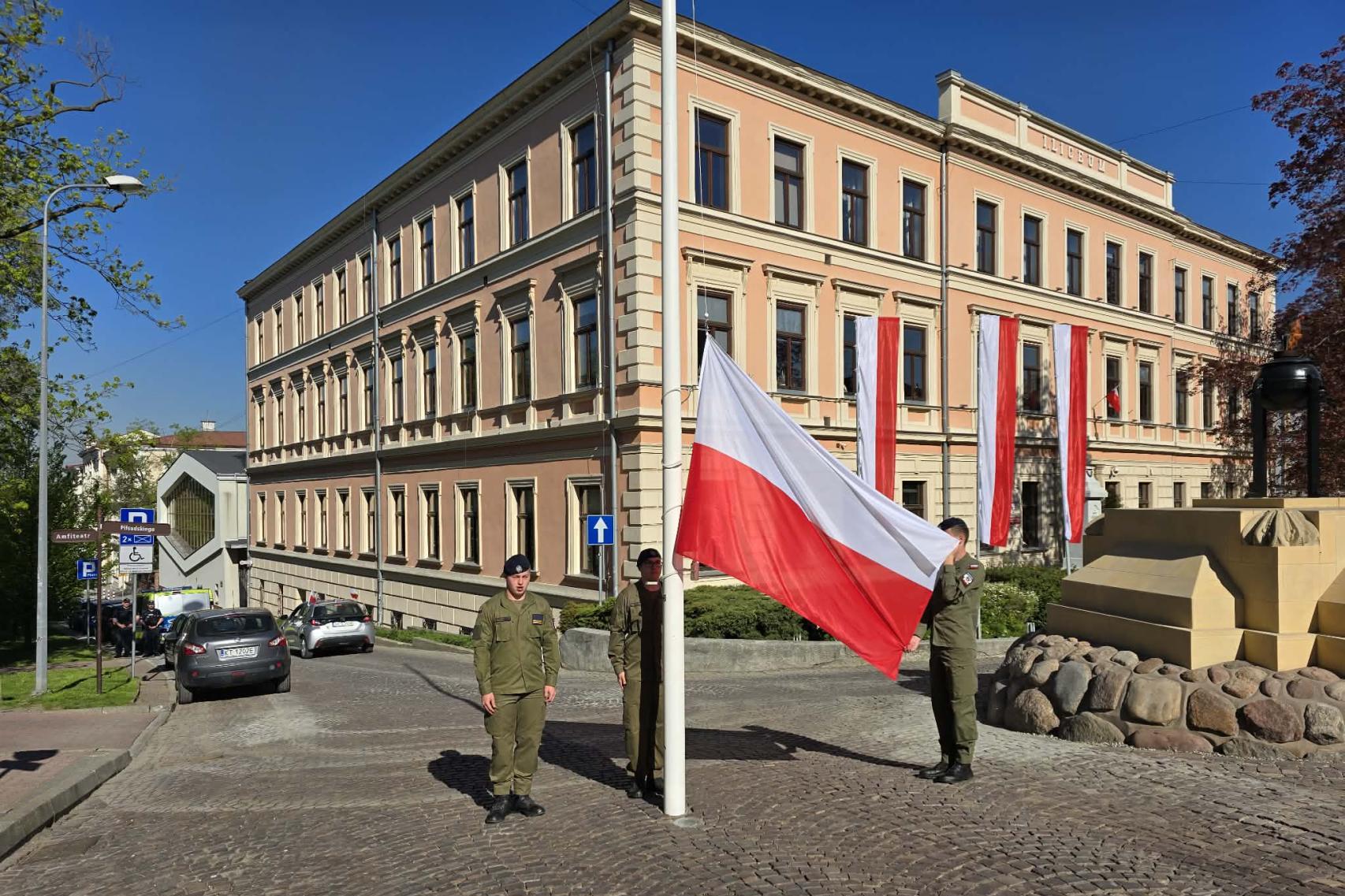 Biało-czerwona w górę. Młodzież z Tarnowa mówi o dumie i wzruszeniu