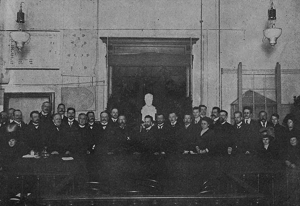 Jubileusz Napoleona Cybulskiego w Krakowie (1910) - Jubilat zaznaczony krzyżykiem (fot. Wikipedia)
