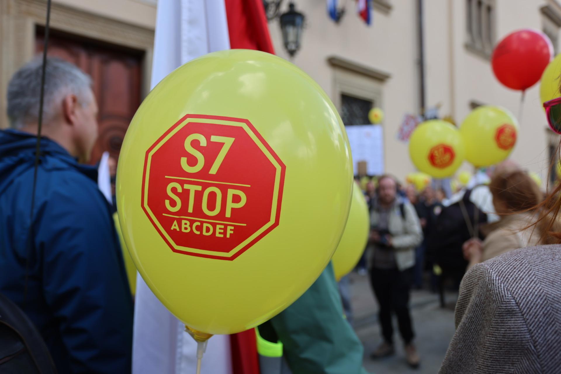 ?To się nie spina?. Prof. Szarata o prognozach ruchu dla S7