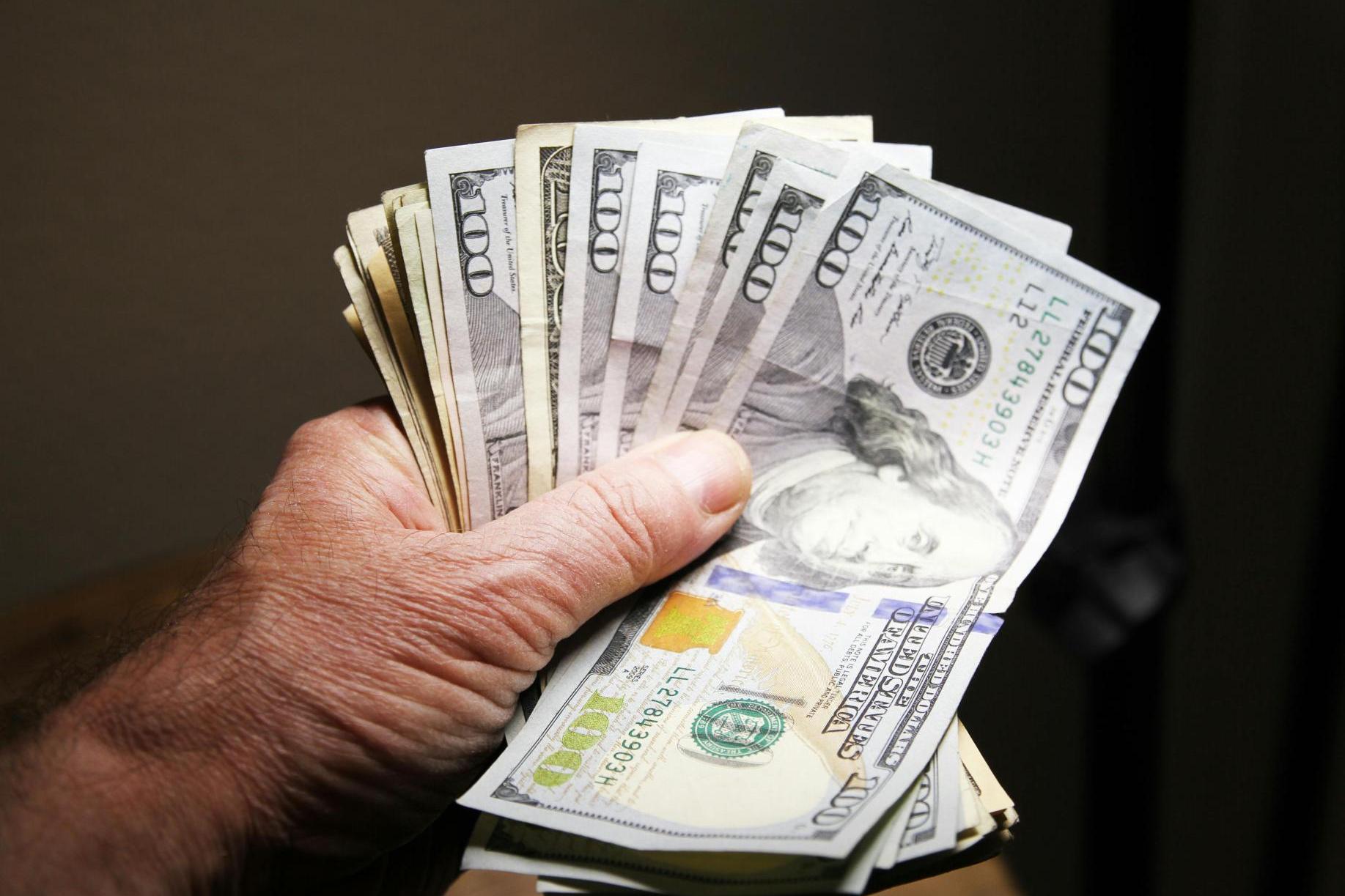 Seniorka z powiatu tarnowskiego straciła 110 tysięcy dolarów. Oszuści podali się za jej córkę