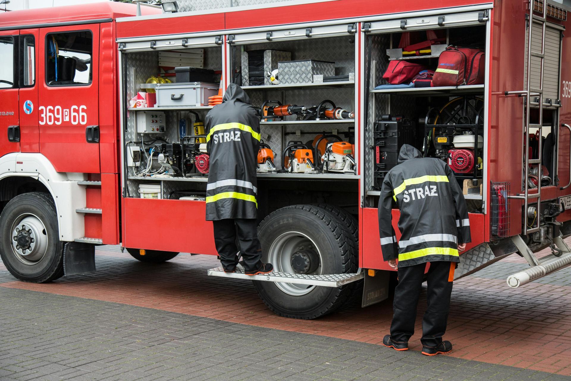 Palił się dach budynku dworca w Czyżynach, są utrudnienia w ruchu