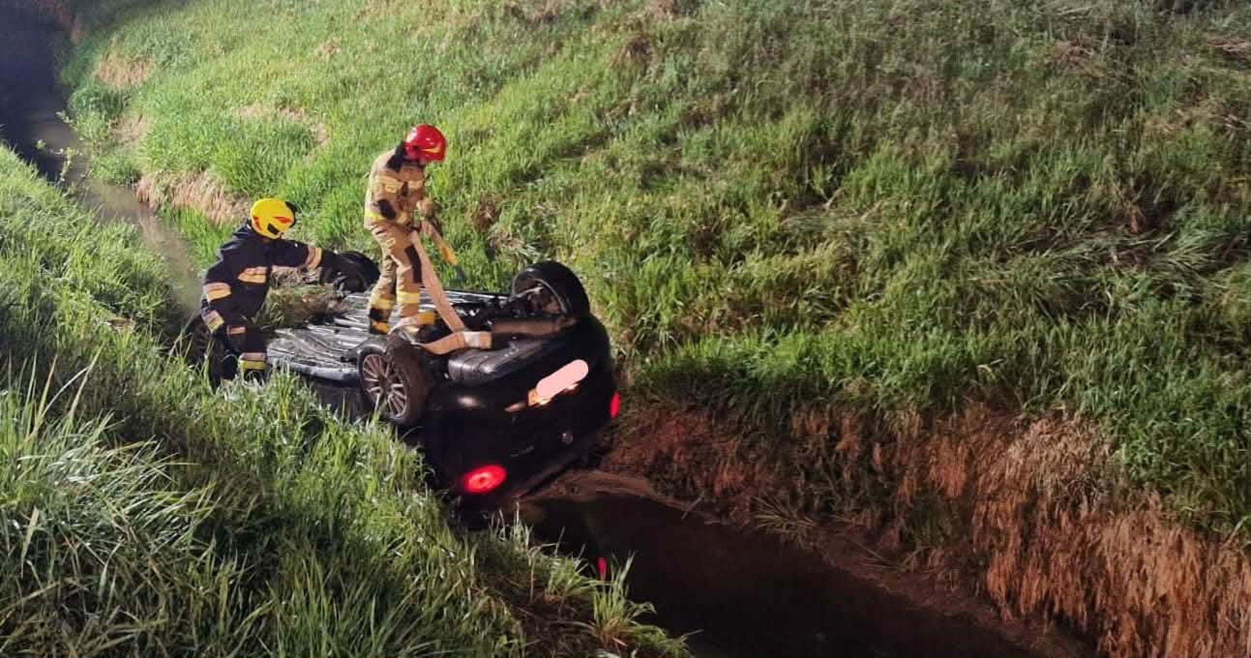 Auto dachowało w potoku Wątok