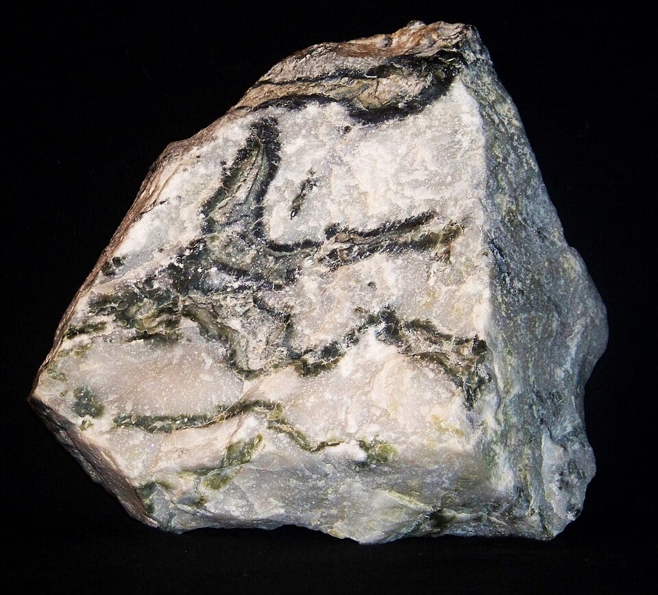 Marmur dolomitowy z serpentynitem, Rędziny, Dolny Śląsk (fot. Piotr Sosnowski/Wikipedia)
