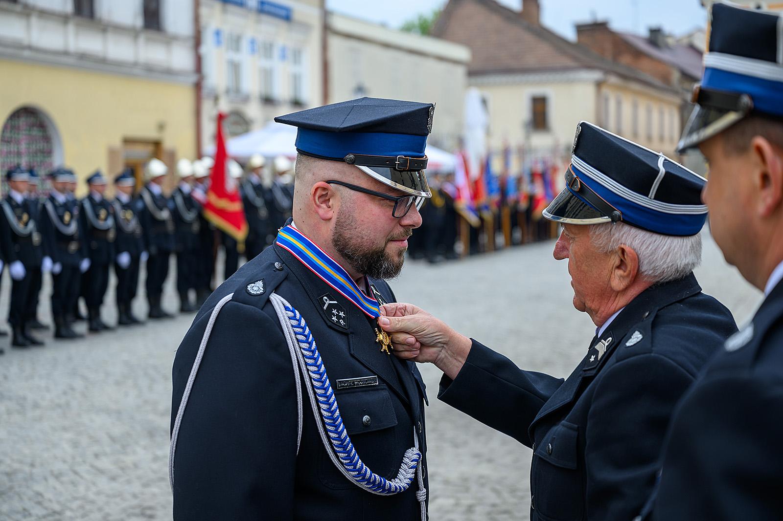Odznaczenie druha Michała Wojnowskiego z OSP Koszyce Wielkie. Fot. P. Topolski