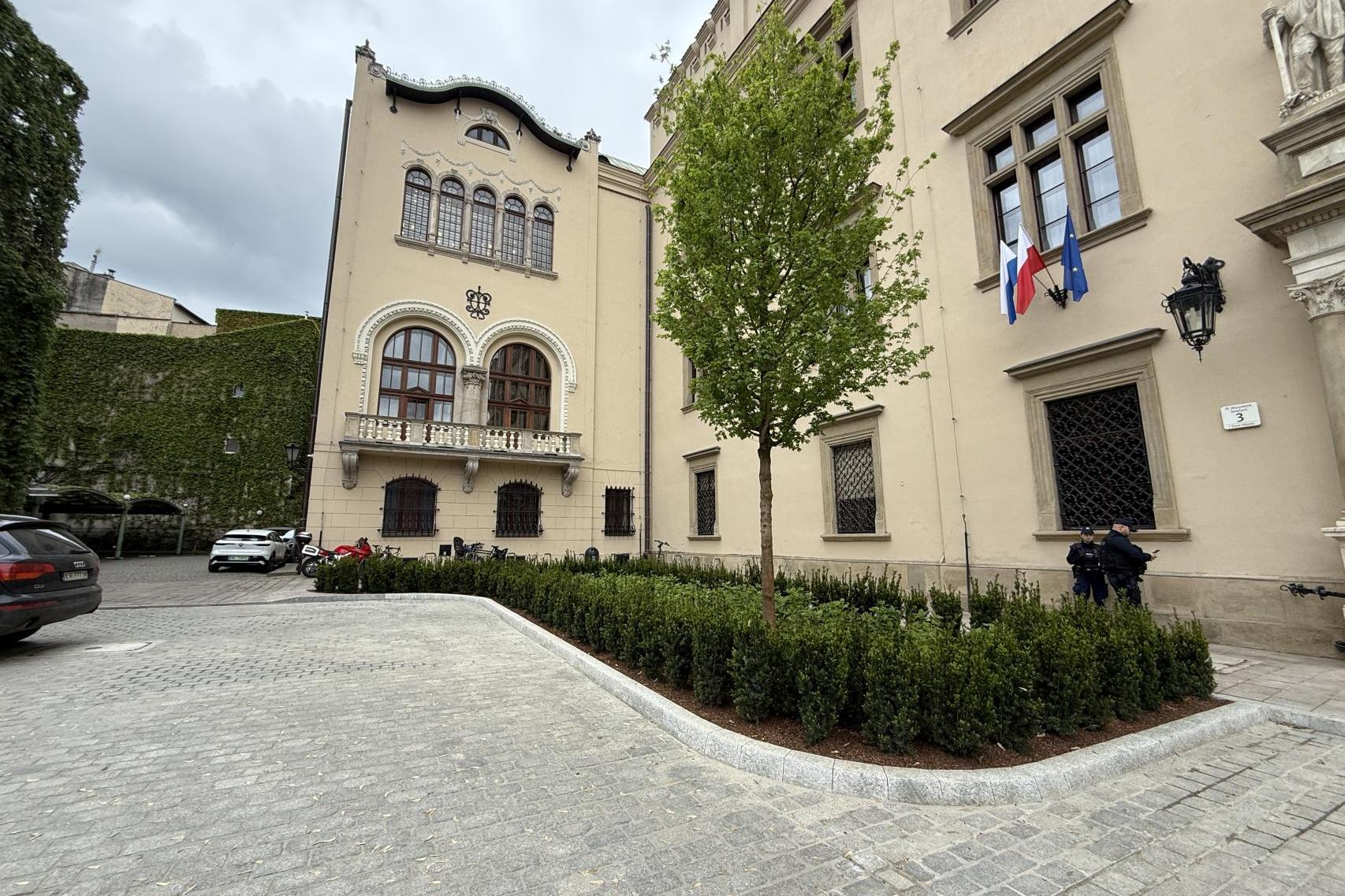 Niemożliwe stało się możliwe. Parking przed krakowskim magistratem przestał istnieć