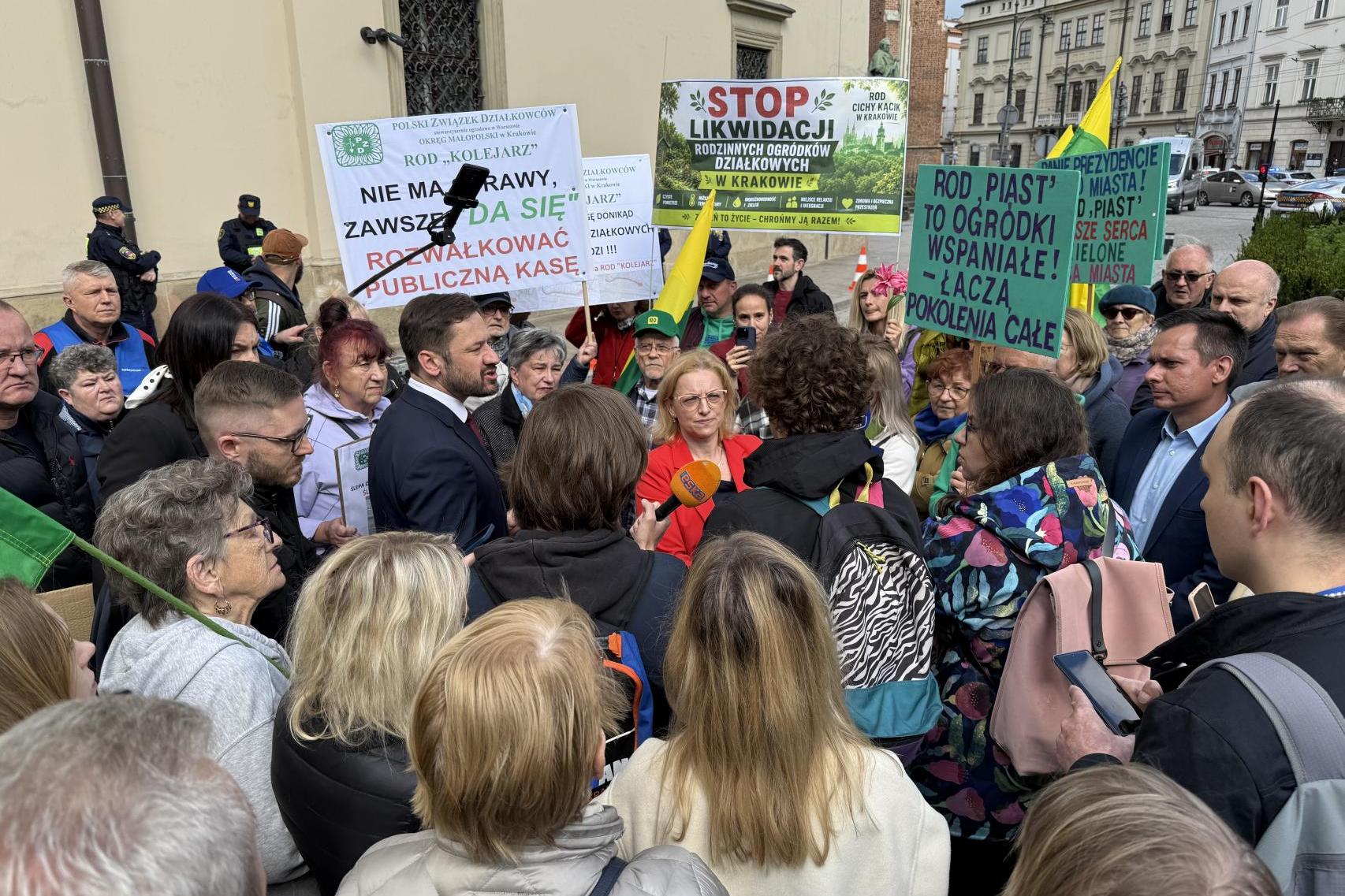 Działkowcy protestowali przed magistratem. ?To nasze serca i zielone płuca miasta?