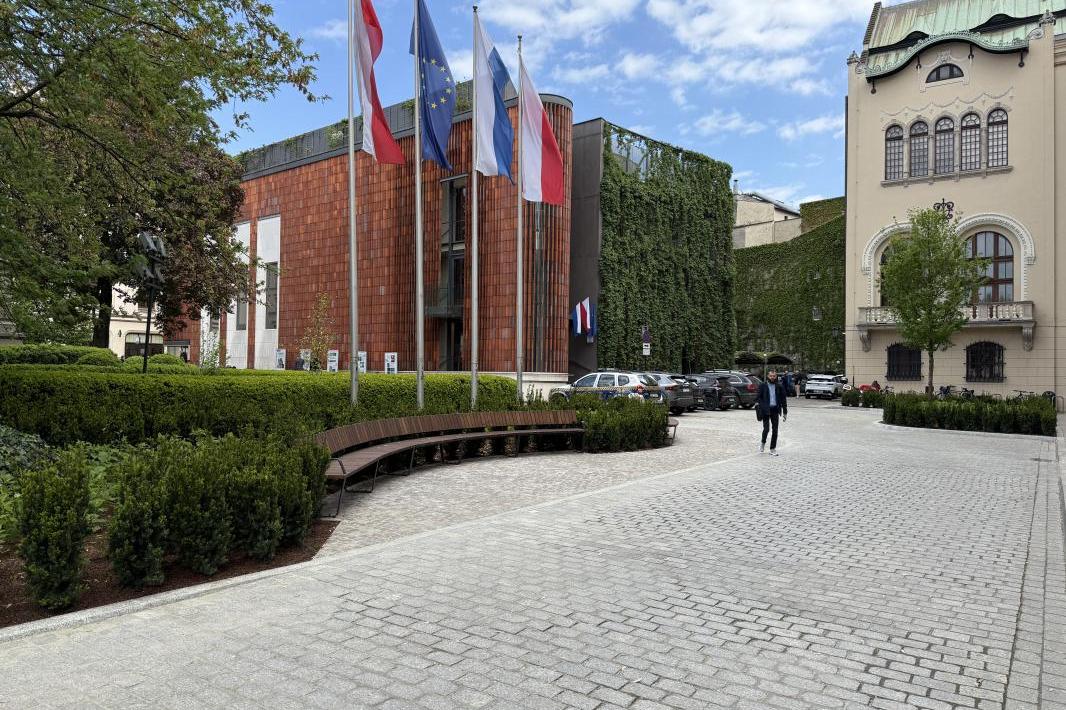 Zielony plac przed magistratem i zarzuty wobec przetargów. Skarga trafiła do prezydenta Krakowa