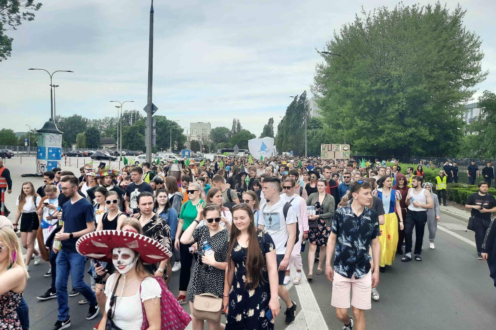 Studenci i seniorzy razem na ulicach Krakowa. Ruszyły 70. Juwenalia