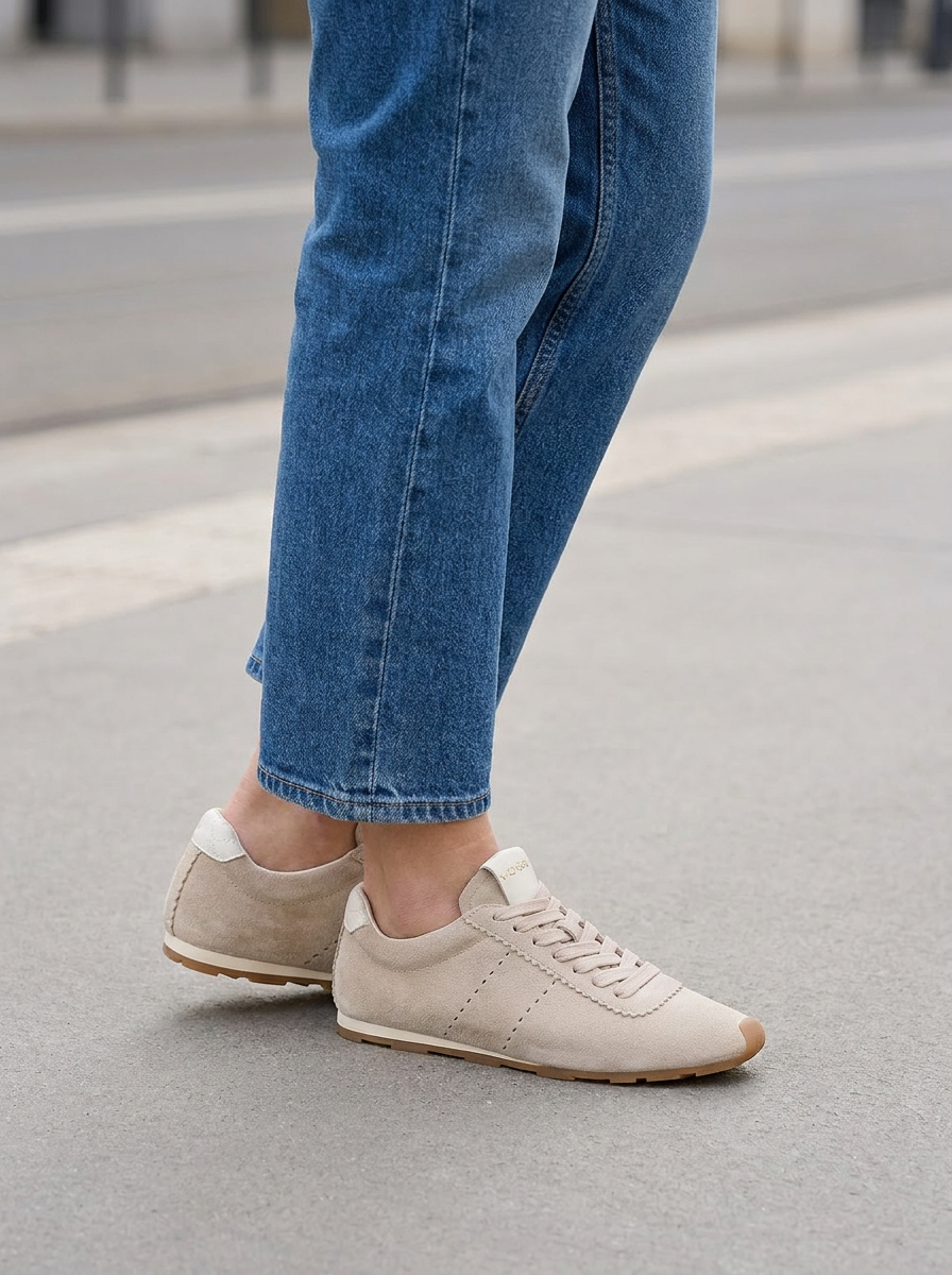 Beżowe sneakersy damskie Wojas na cienkiej podeszwie do casualowej wiosennej stylizacji w mieście