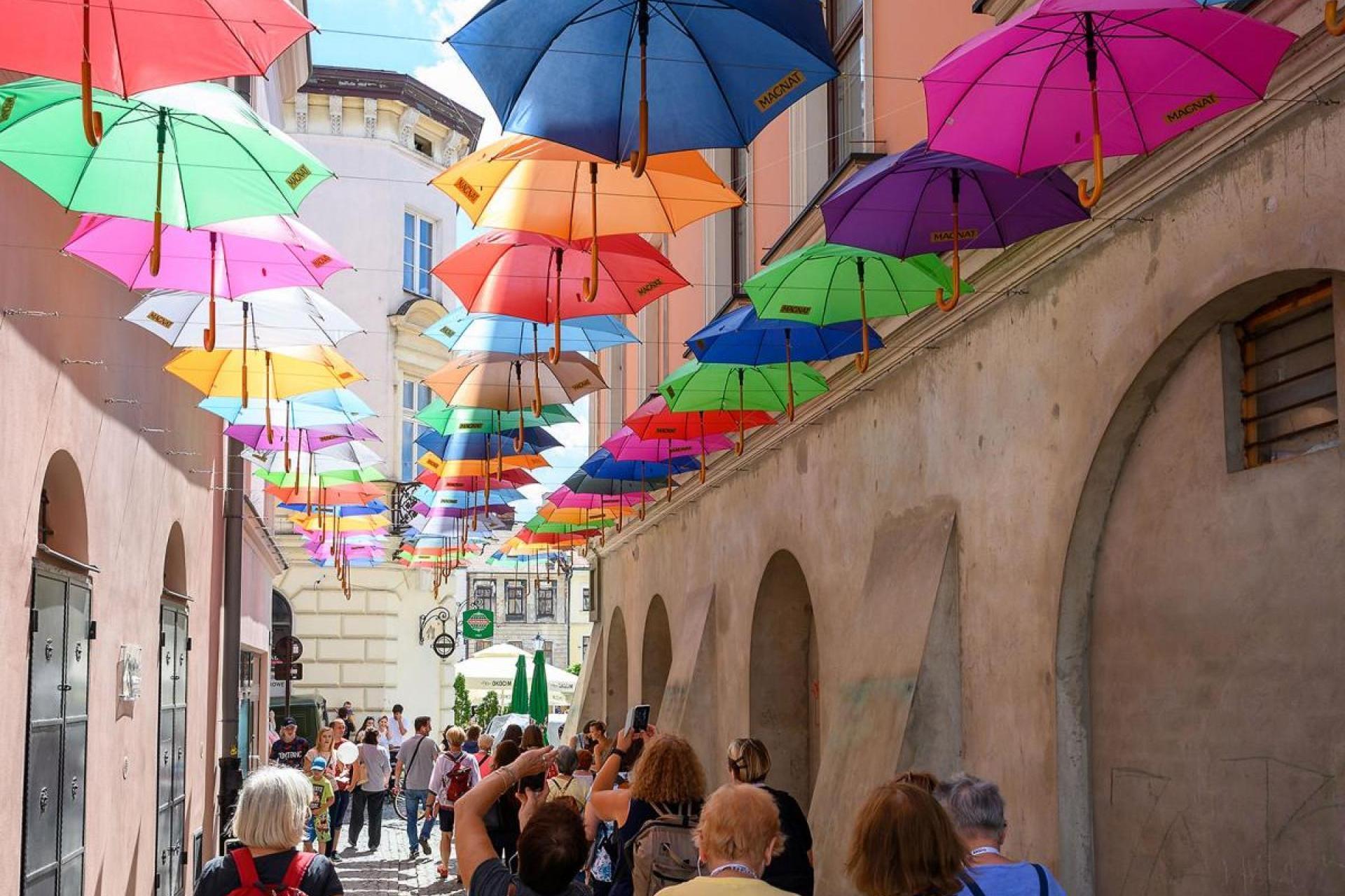 To koniec słynnych parasolek w Tarnowie? Na Piekarskiej będzie nowa instalacja