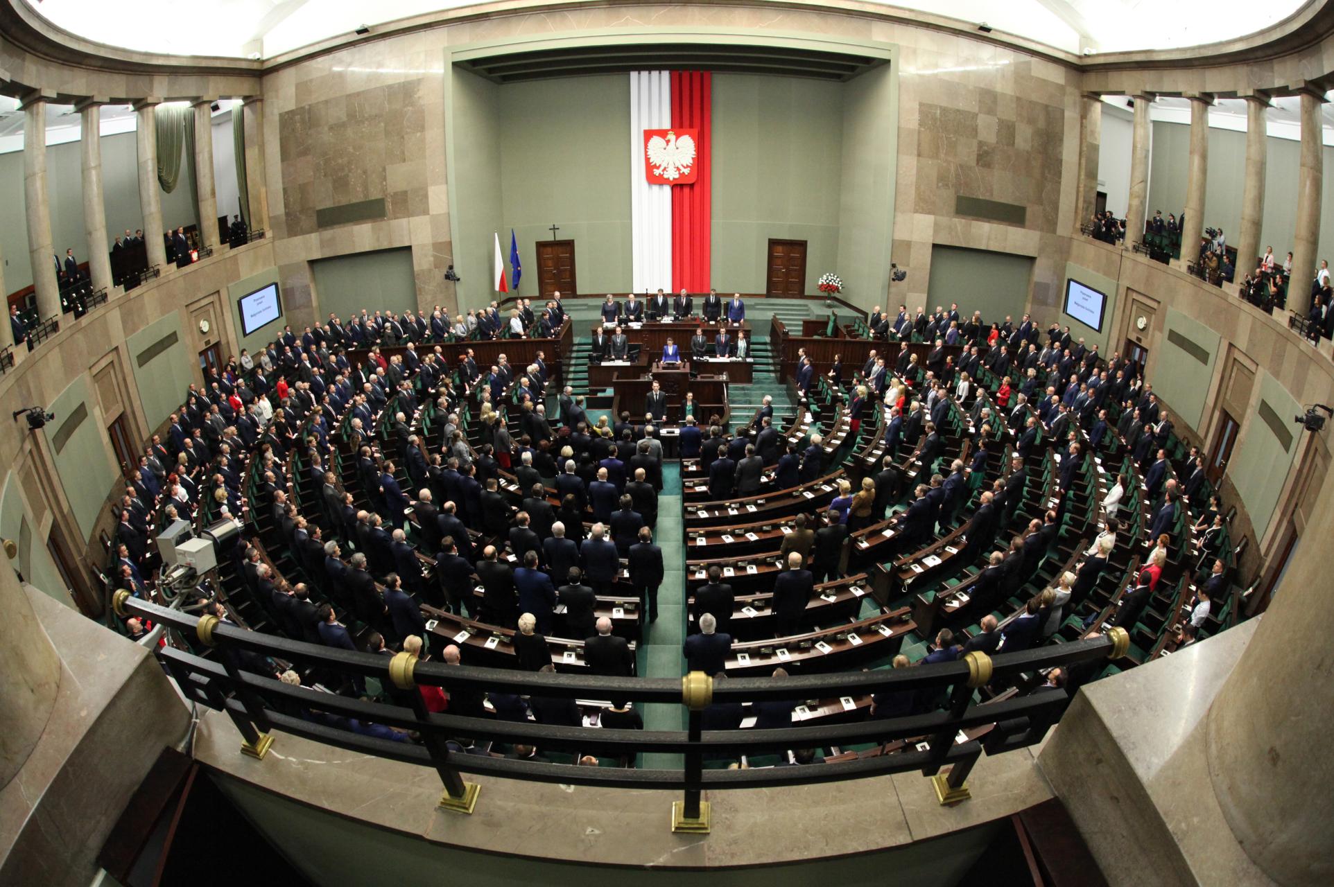 Transkrypcja małżeństw jednopłciowych i chaos wokół TK. Gdzie kończy się prawo, a zaczyna polityka?
