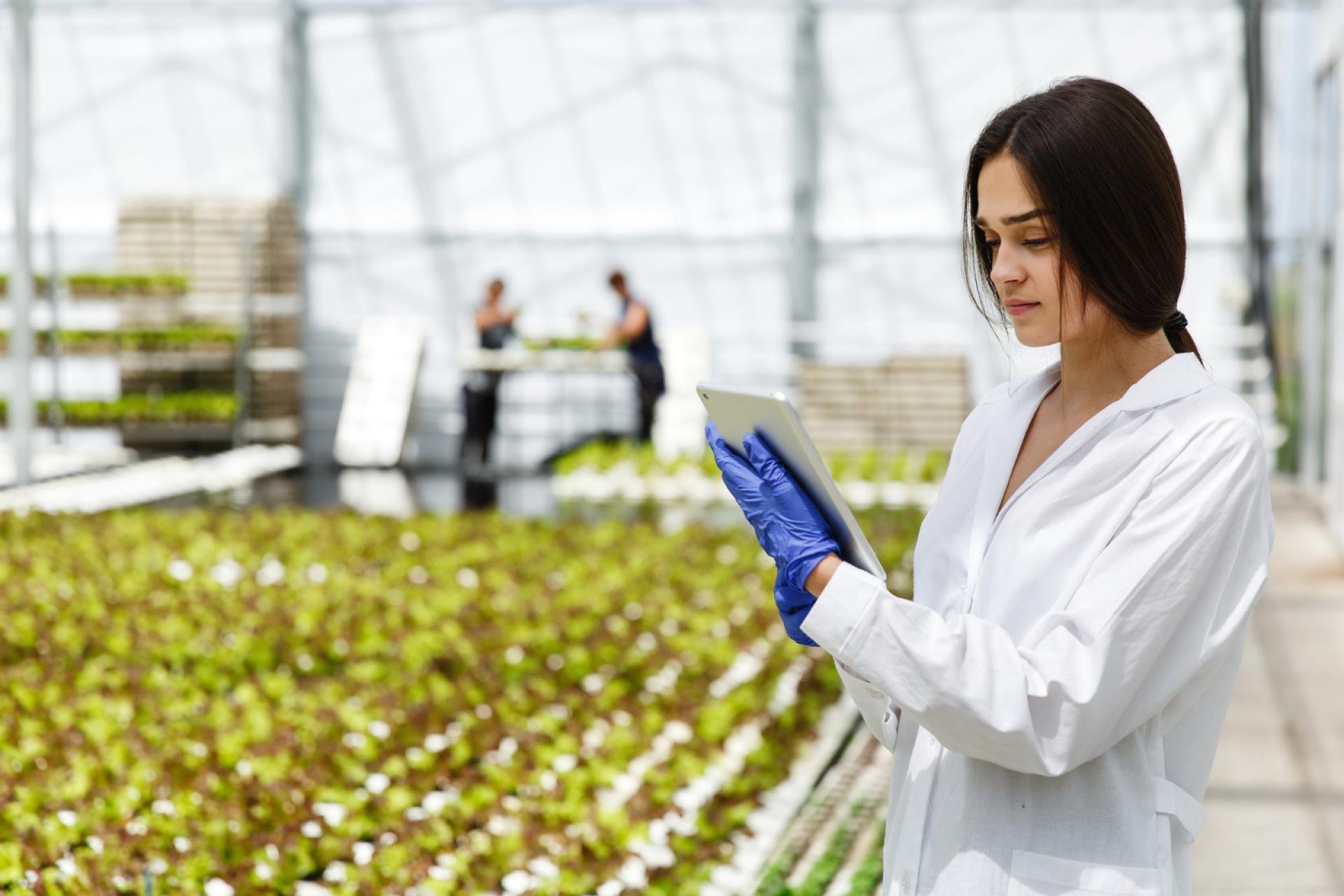 Biofilm w przemyśle spożywczym a instalacje wodne ? wspólne mechanizmy i różnice w podejściu do mycia