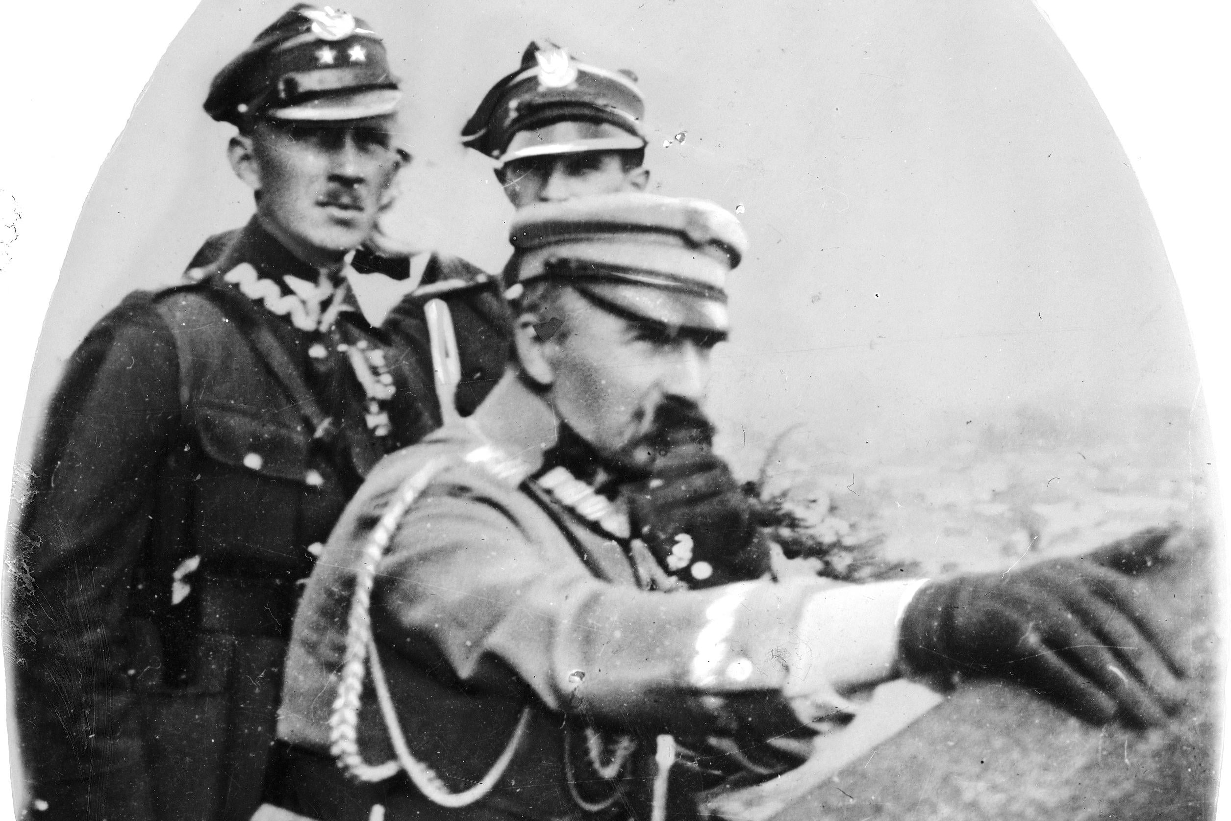 Marszałek Józef Piłsudski z oficerami. 1920-1924/ NAC
