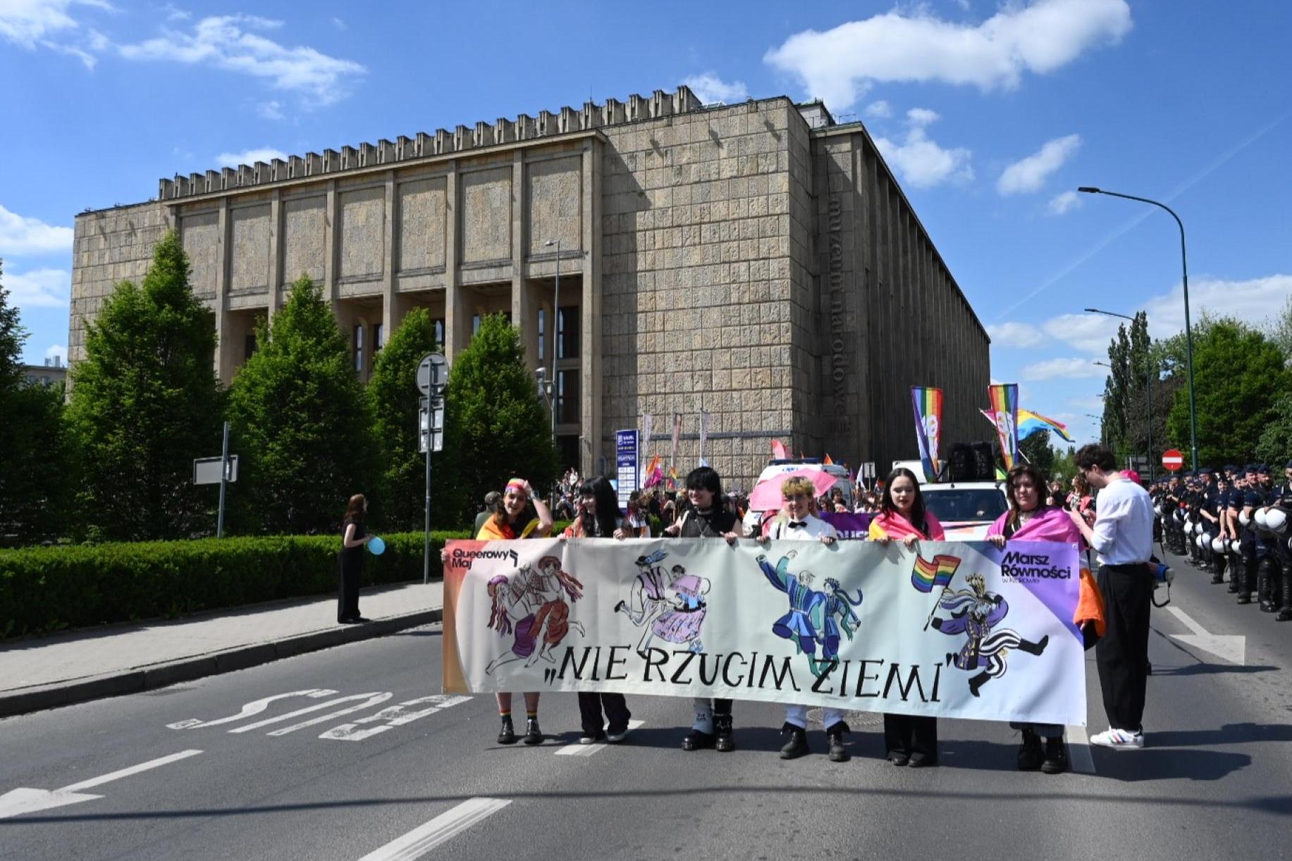 Tęczowe flagi i hasło ?Nie rzucim ziemi?. Marsz Równości w Krakowie. ZDJĘCIA