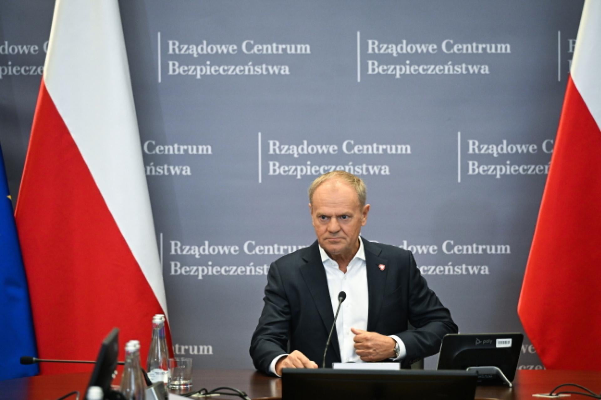 Rząd reaguje na serię fałszywych alarmów Ostatni alarm dotyczył rodzinnego domu prezydenta Nawrockiego