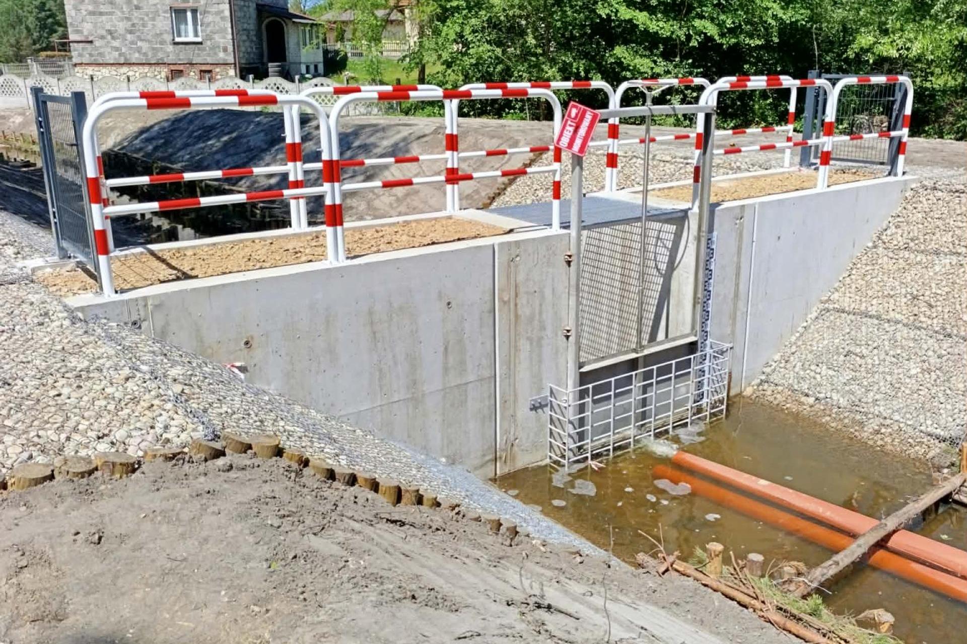 Poziom wody w Bolesławiu znów wzrósł. Pomóc mają nowe urządzenia