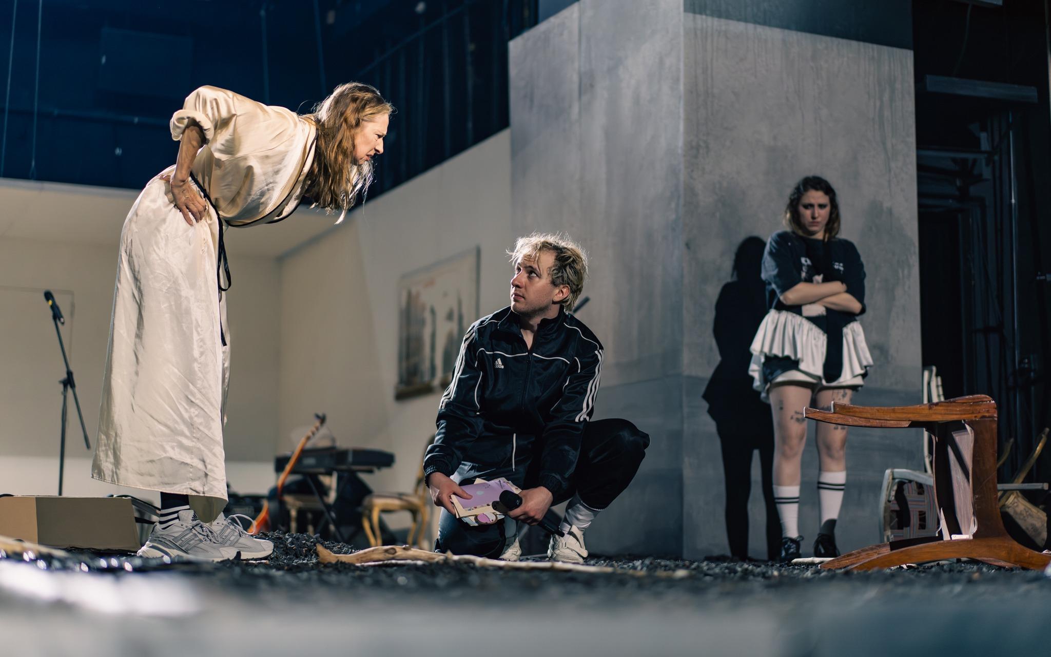 Nowy ?Hamlet? w Starym Teatrze. Demirski rozlicza pokolenie transformacji