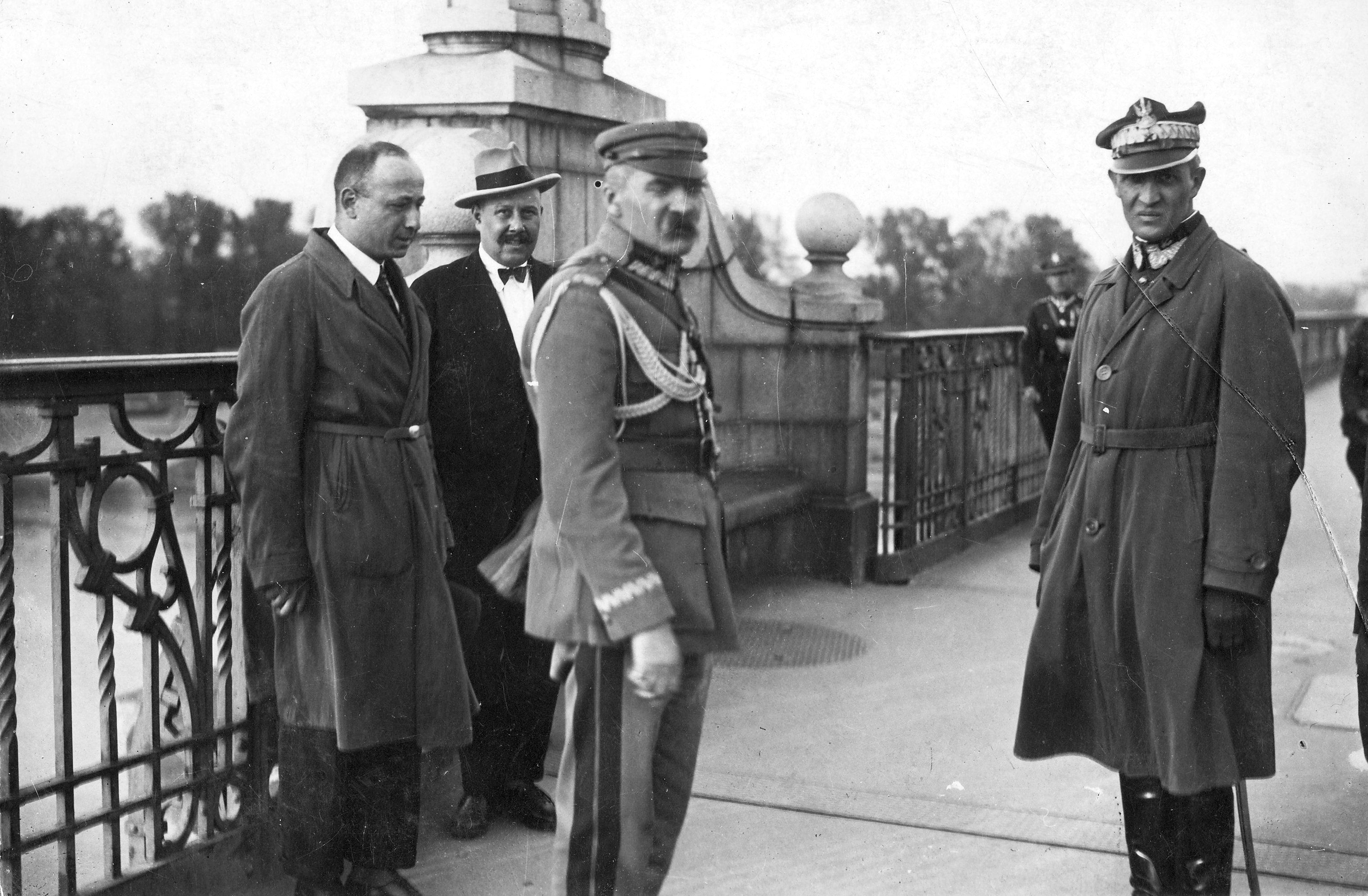  Marszałek Polski Józef Piłsudski (na pierwszym planie z lewej) w towarzystwie m.in. generała Gustawa Orlicz-Dreszera (na pierwszym planie z prawej) na moście Poniatowskiego, przed rozmową z prezydentem Stanisławem Wojciechowskim./ NAC