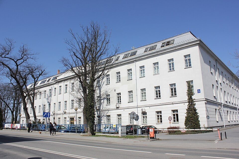 Gmach Główny Akademii Tarnowskiej (fot. Andrzej Otrębski/Wikipedia)