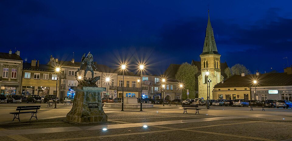 Rynek w Strzyżowie (fot. Szymon Ziemba/Wikipedia)