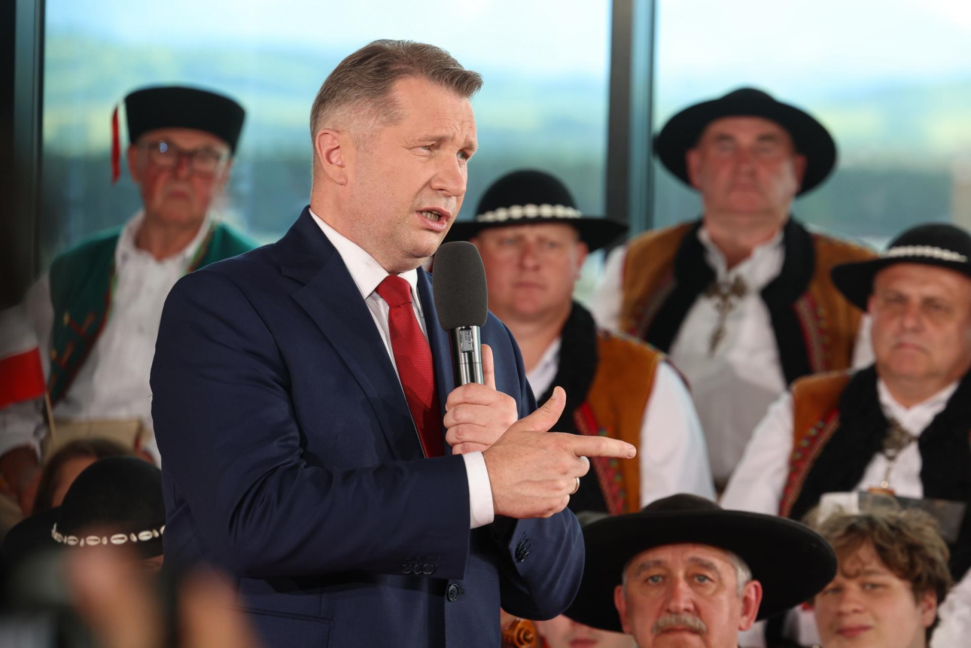Czarnek zażąda dymisji rządu po słowach Szeptyckiego o UPA