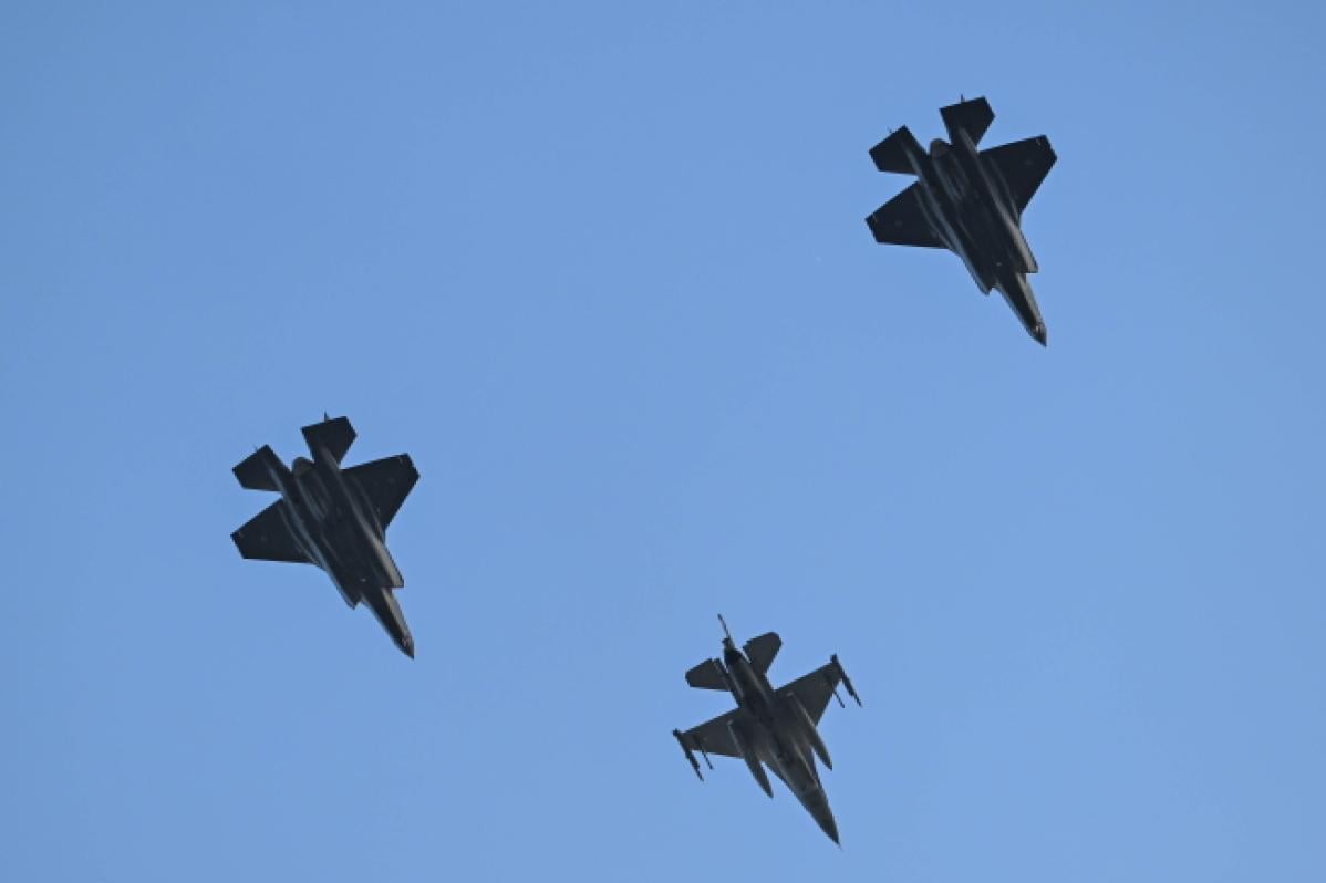 Myśliwce F-35 przeleciały nad Krakowem. Oglądały to tłumy mieszkańców