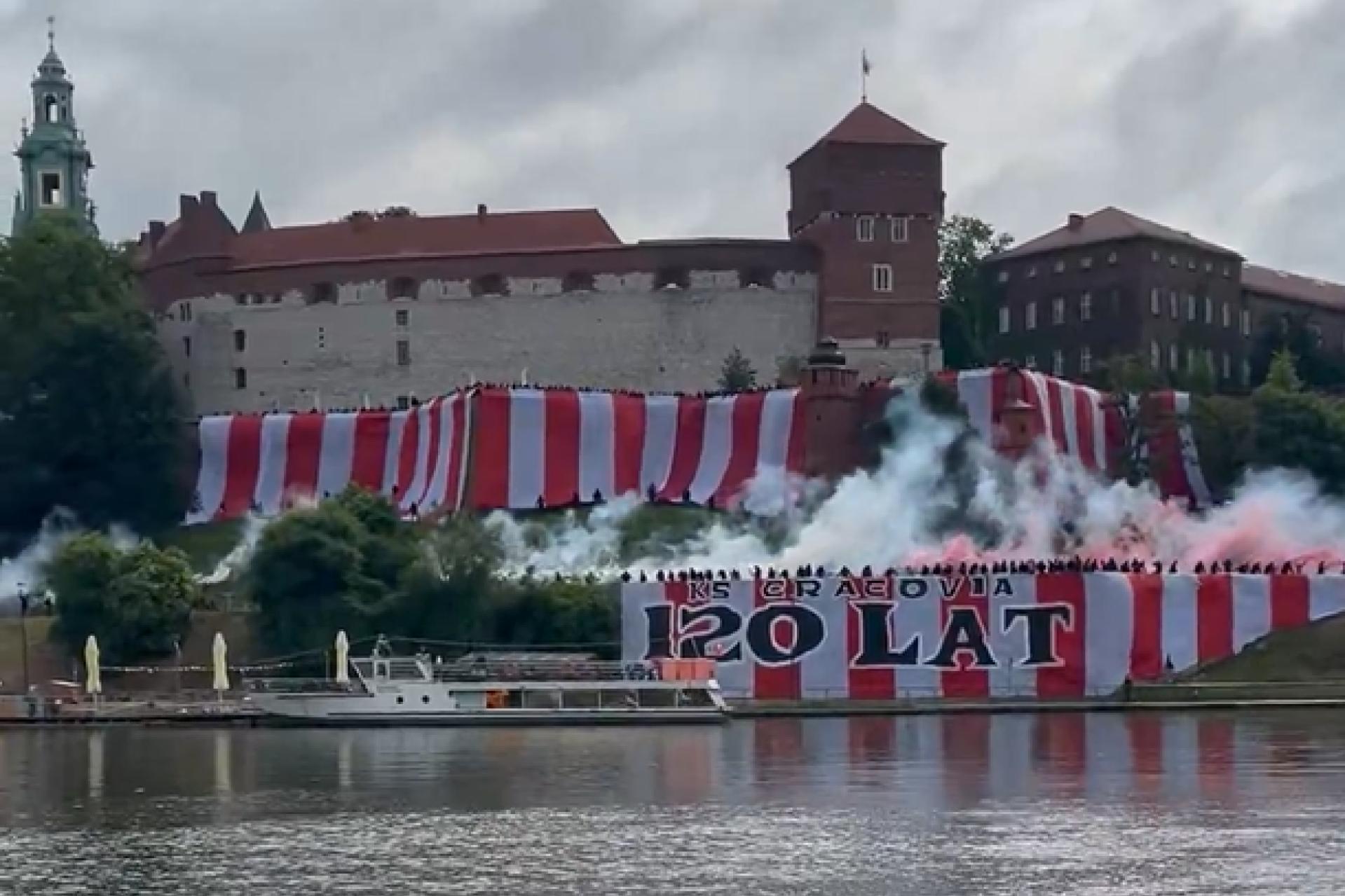 Urodziny Cracovii z interwencjami policji. 125 osób wylegitymowanych po akcji kibiców na Wawelu
