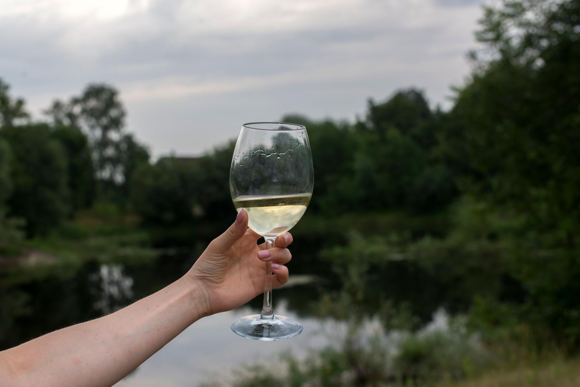 "Przecież wszyscy piją". Dlaczego alkohol stał się naszą codziennością?
