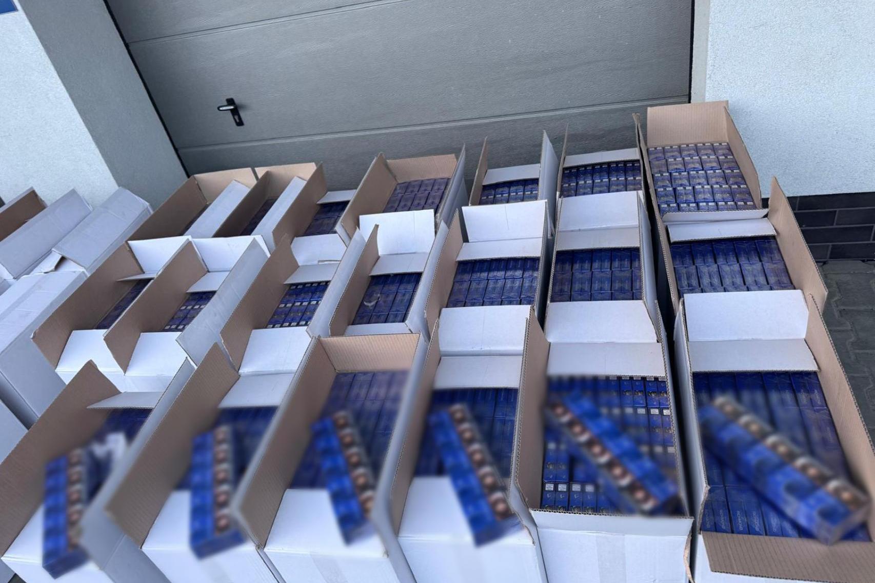 3,5 mln nielegalnych papierosów przejętych pod Krakowem. Trzy osoby z zarzutami