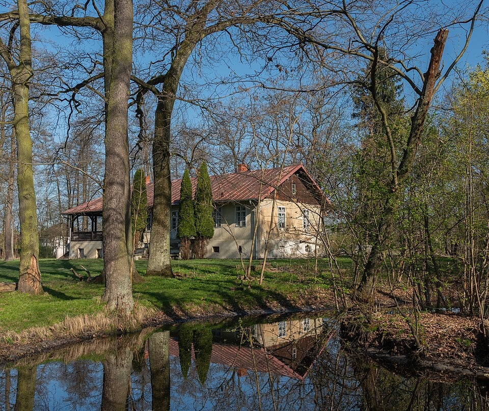 Przeginia Narodowa, dwór w parku (fot. Januszk57/Wikipedia)