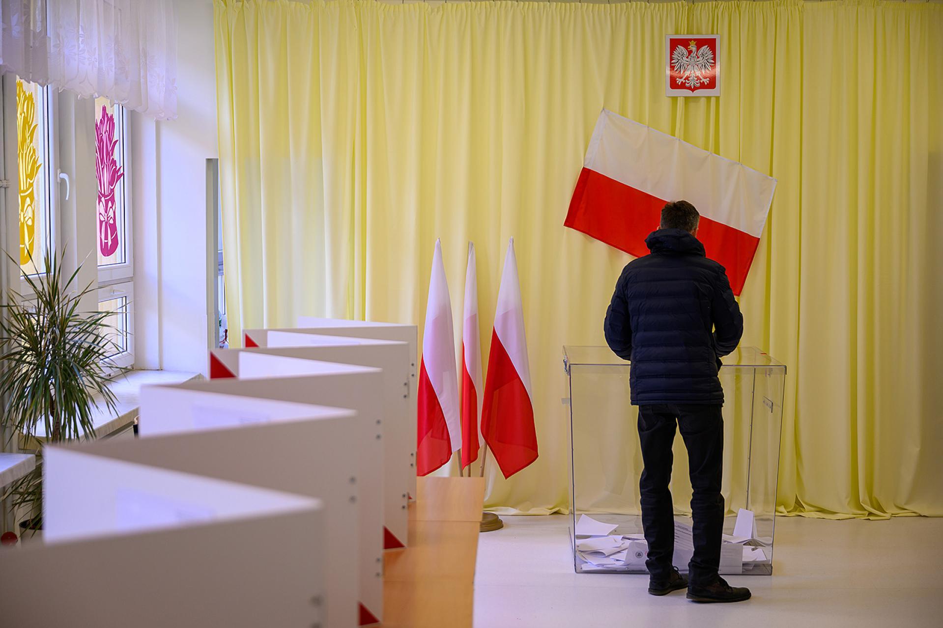 Polacy źle oceniają lokalne władze, ale nie zawsze chcą zmiany. Politolog wyjaśnia dlaczego