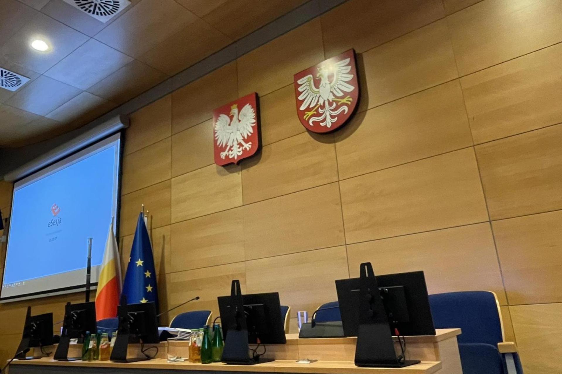 Miliony na inwestycje, spadający dług i polityczny spór. Zarząd Małopolski z absolutorium